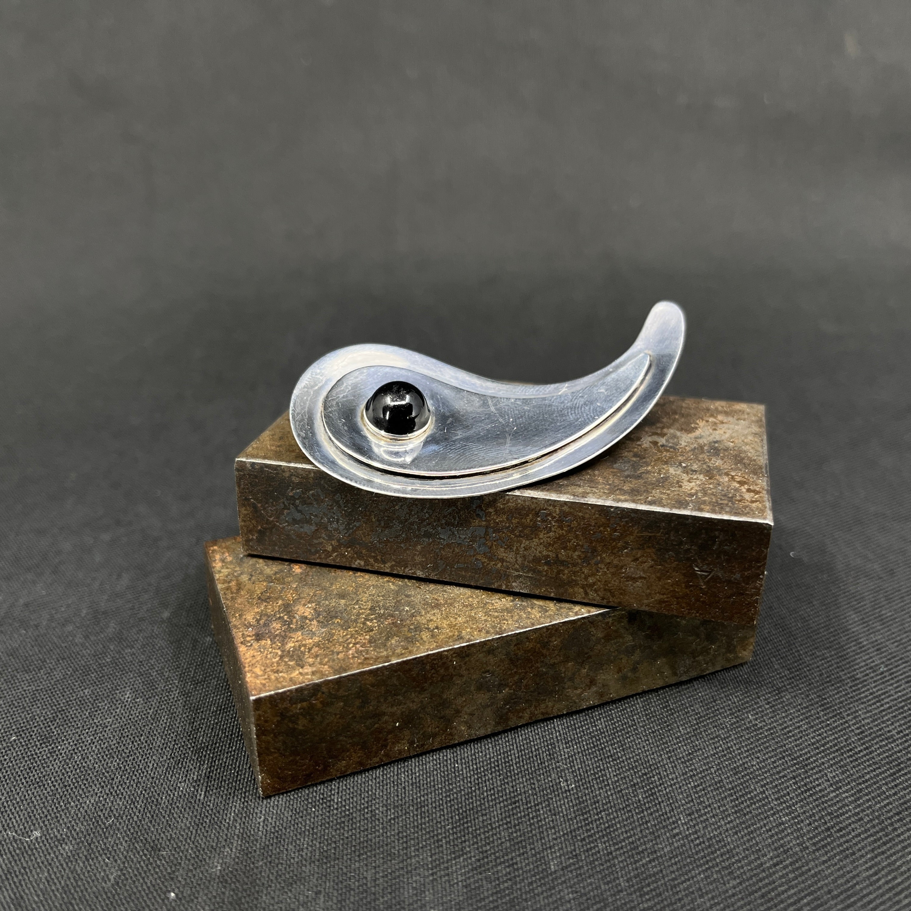 Broche fra 1950'erne med sort sten