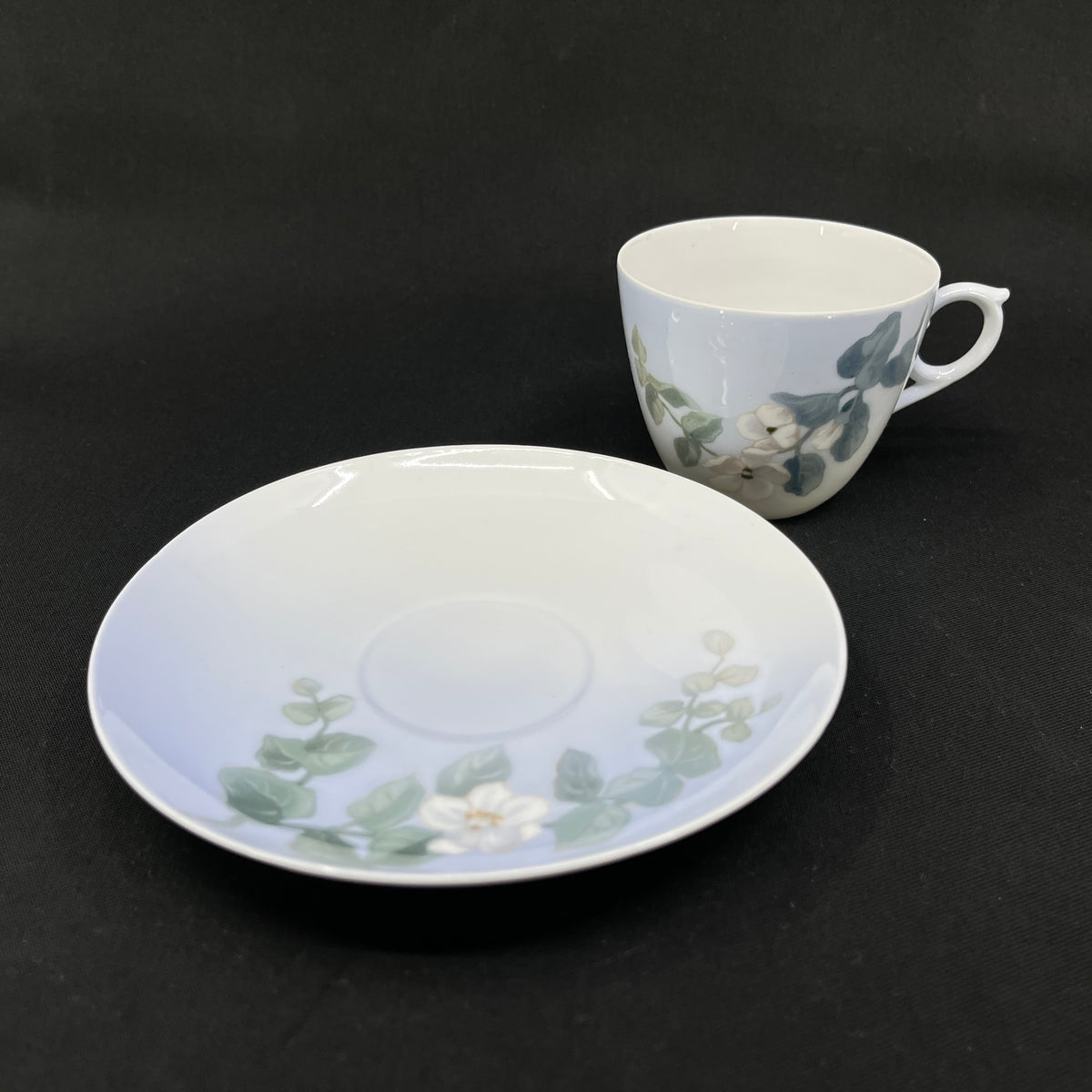 Art nouveau kaffekop fra Royal Copenhagen - Hvid hunderose