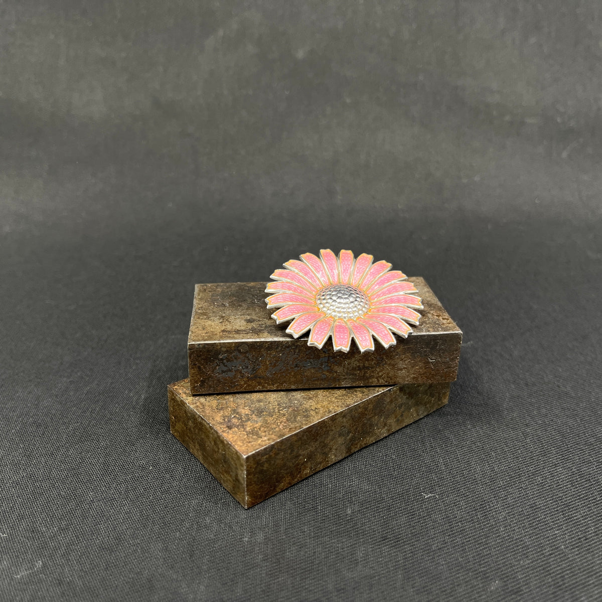 Pink Georg Jensen Daisy broche