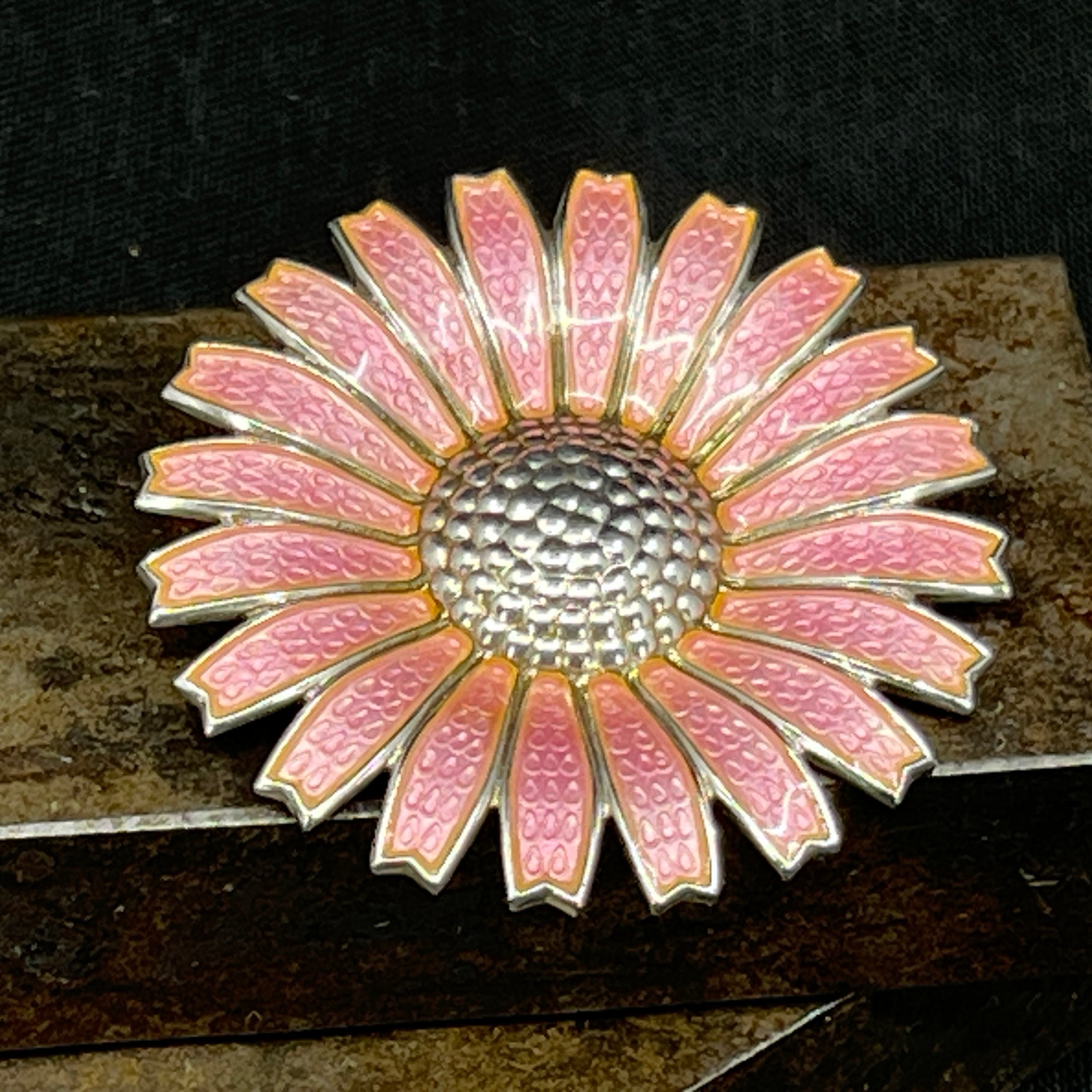 Pink Georg Jensen Daisy broche