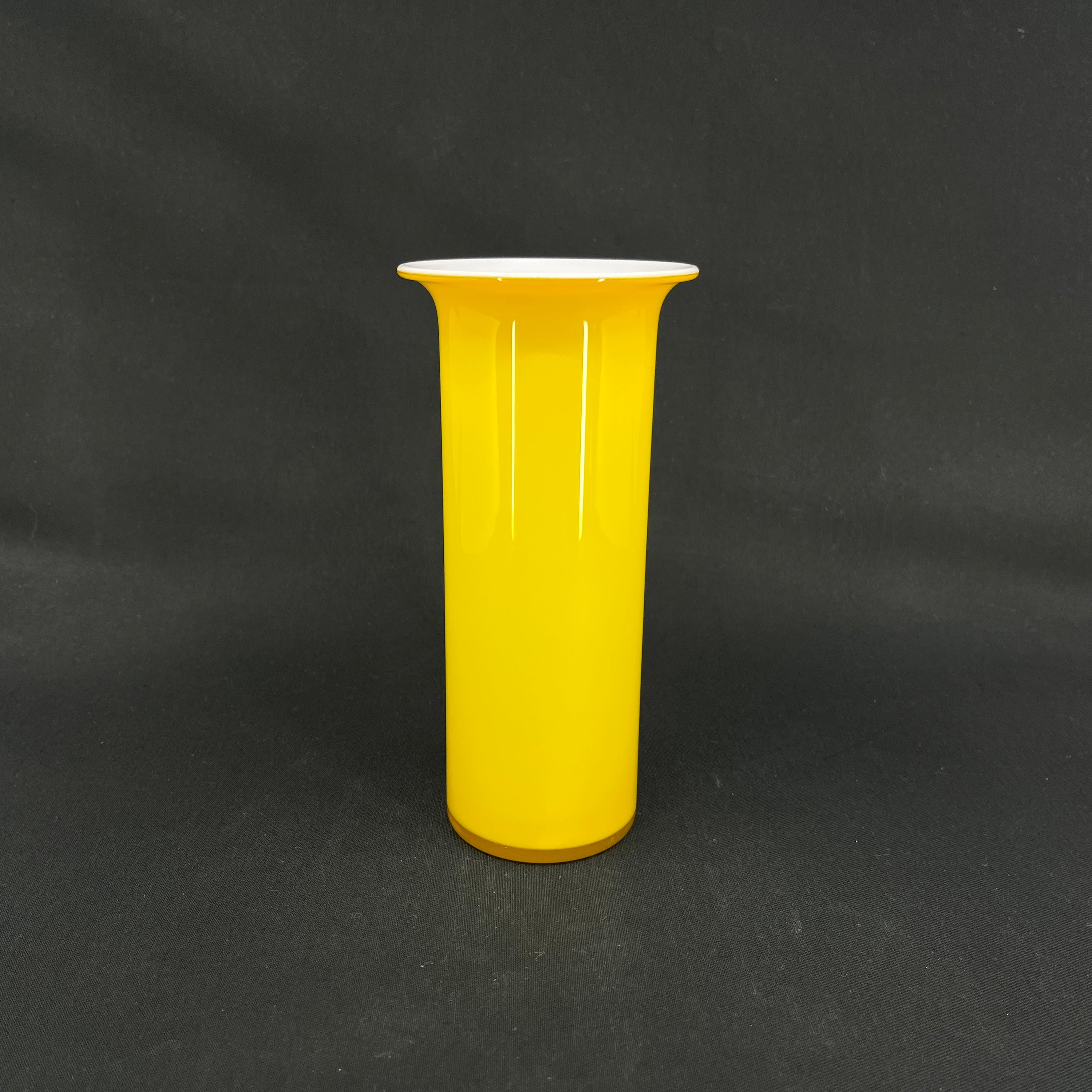 Gul Regnbue vase fra Holmegaard, 17 cm.