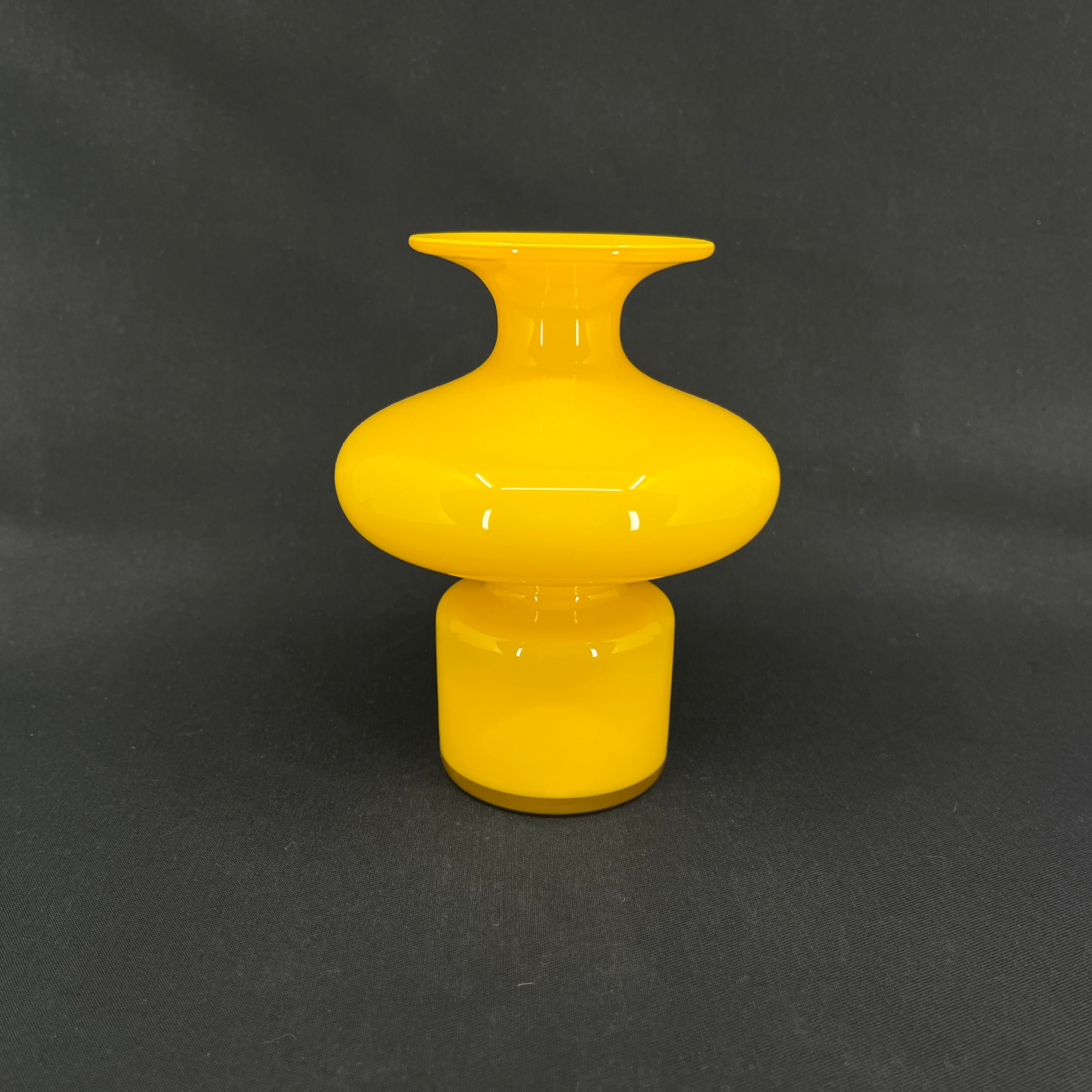 Gul Carnaby vase. 15,5 cm.