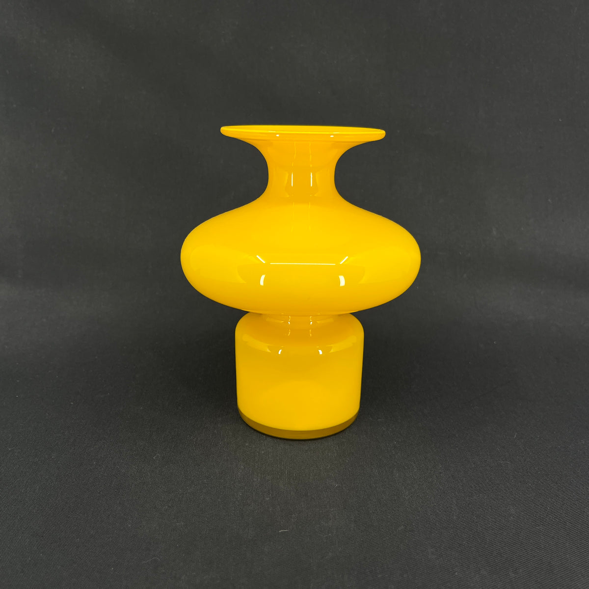 Yellow Carnaby vase, 15 cm.