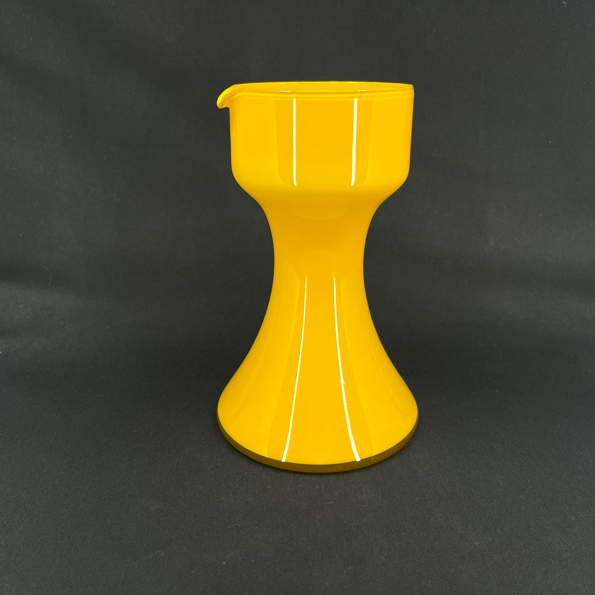 Yellow Carnaby jug, 20 cm.