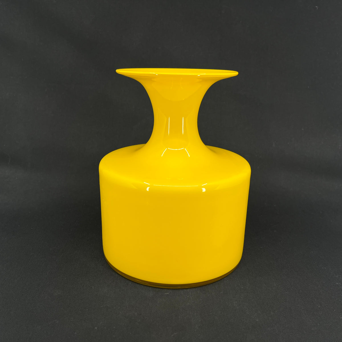 Yellow Carnaby vase, 18.5 cm.