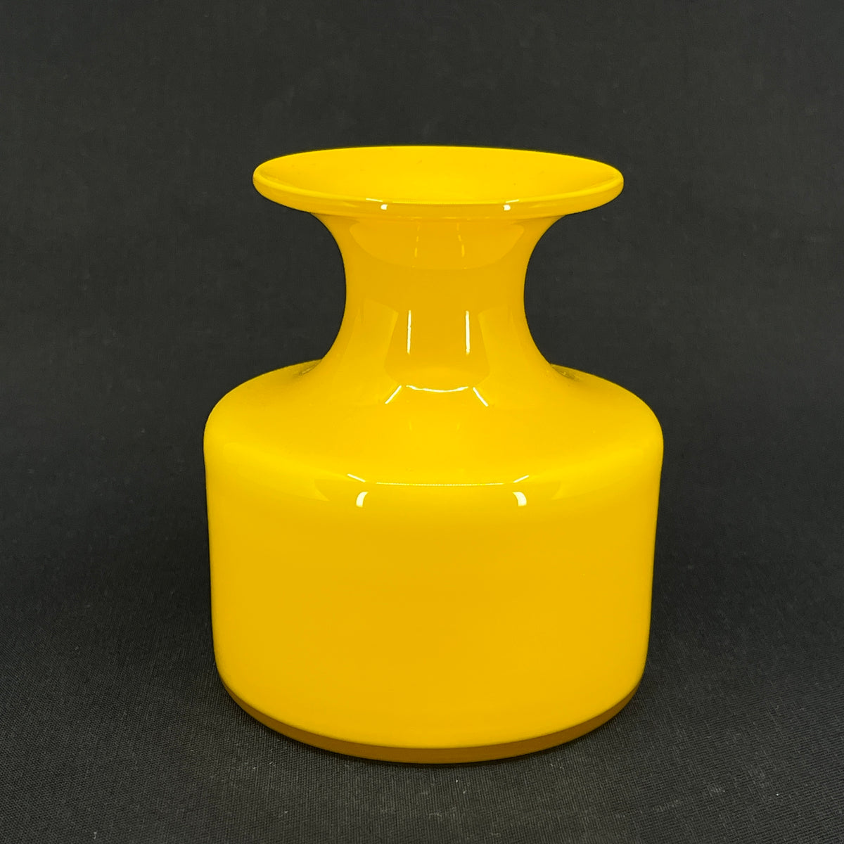 Gul Carnaby vase, 10,5 cm.