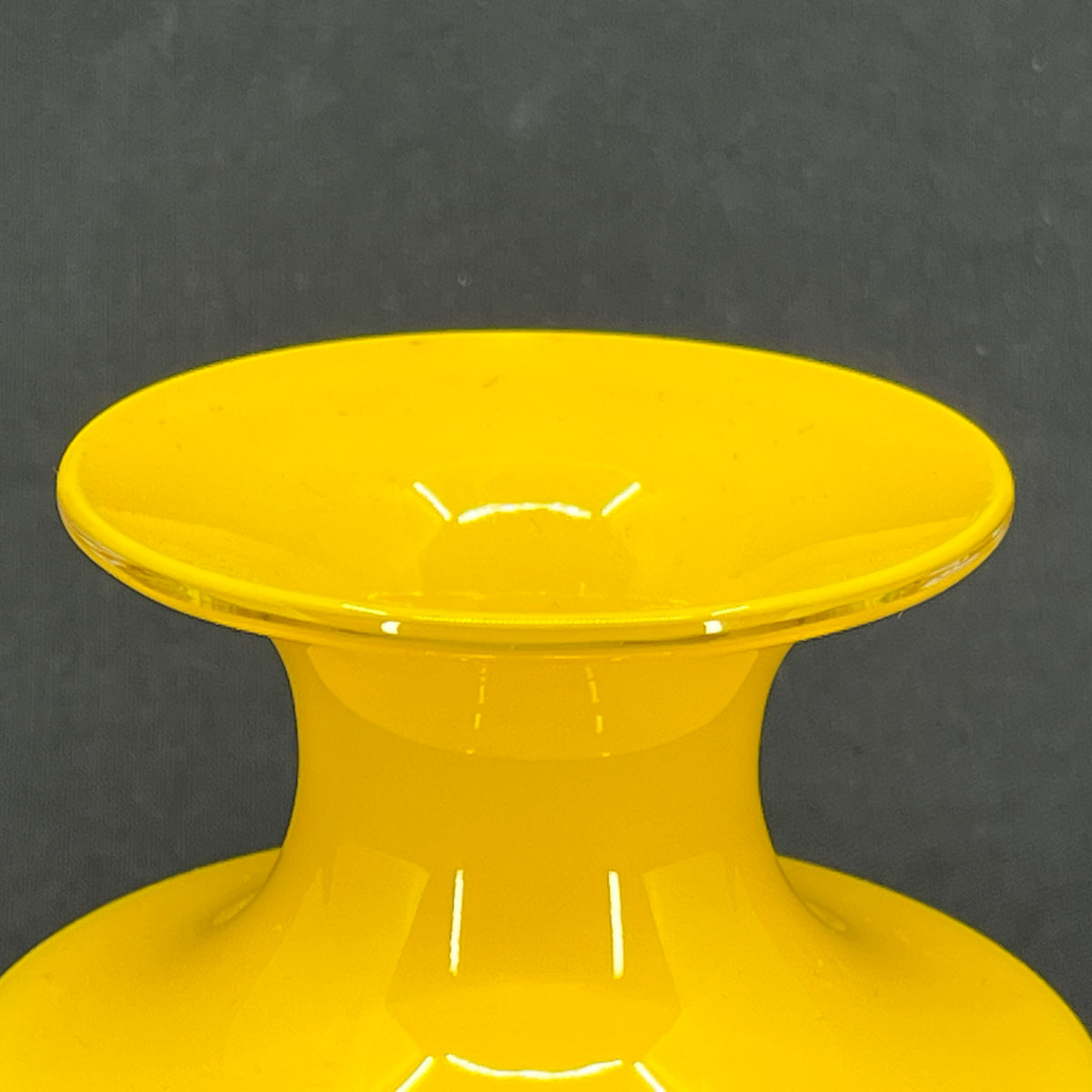 Gul Carnaby vase, 10,5 cm.