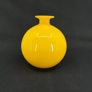 Kuglerund Gul Carnaby vase, 14 cm.