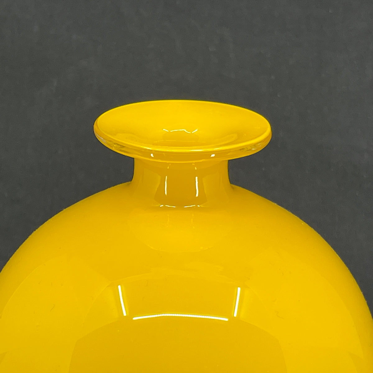 Kuglerund Gul Carnaby vase, 14 cm.