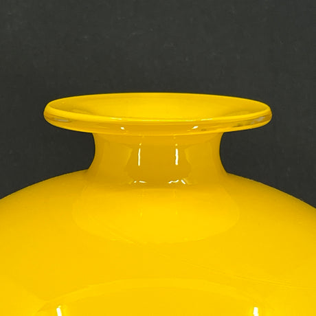 Kuglerund Gul Carnaby vase, 20 cm.
