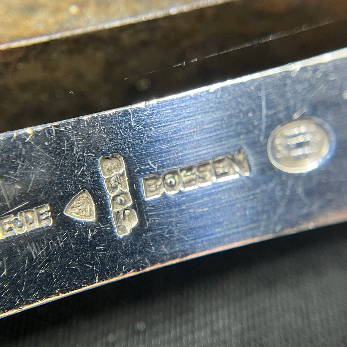Moderne serveringsspade i sølv