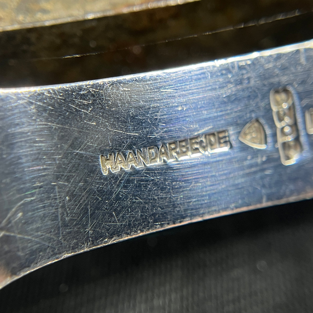 Moderne serveringsspade i sølv