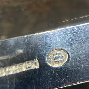 Moderne serveringsspade i sølv