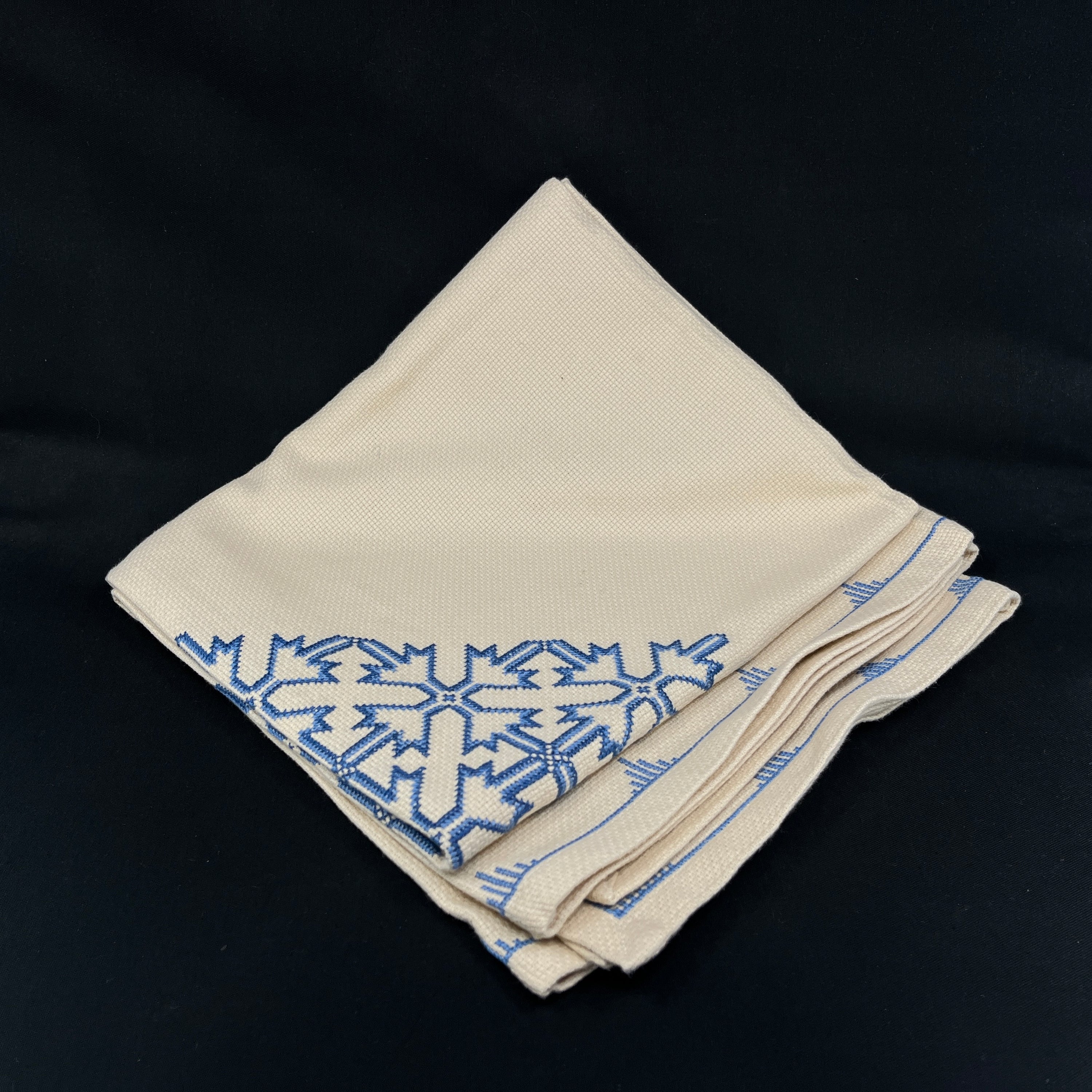 Broderet dug, 120x120 cm.