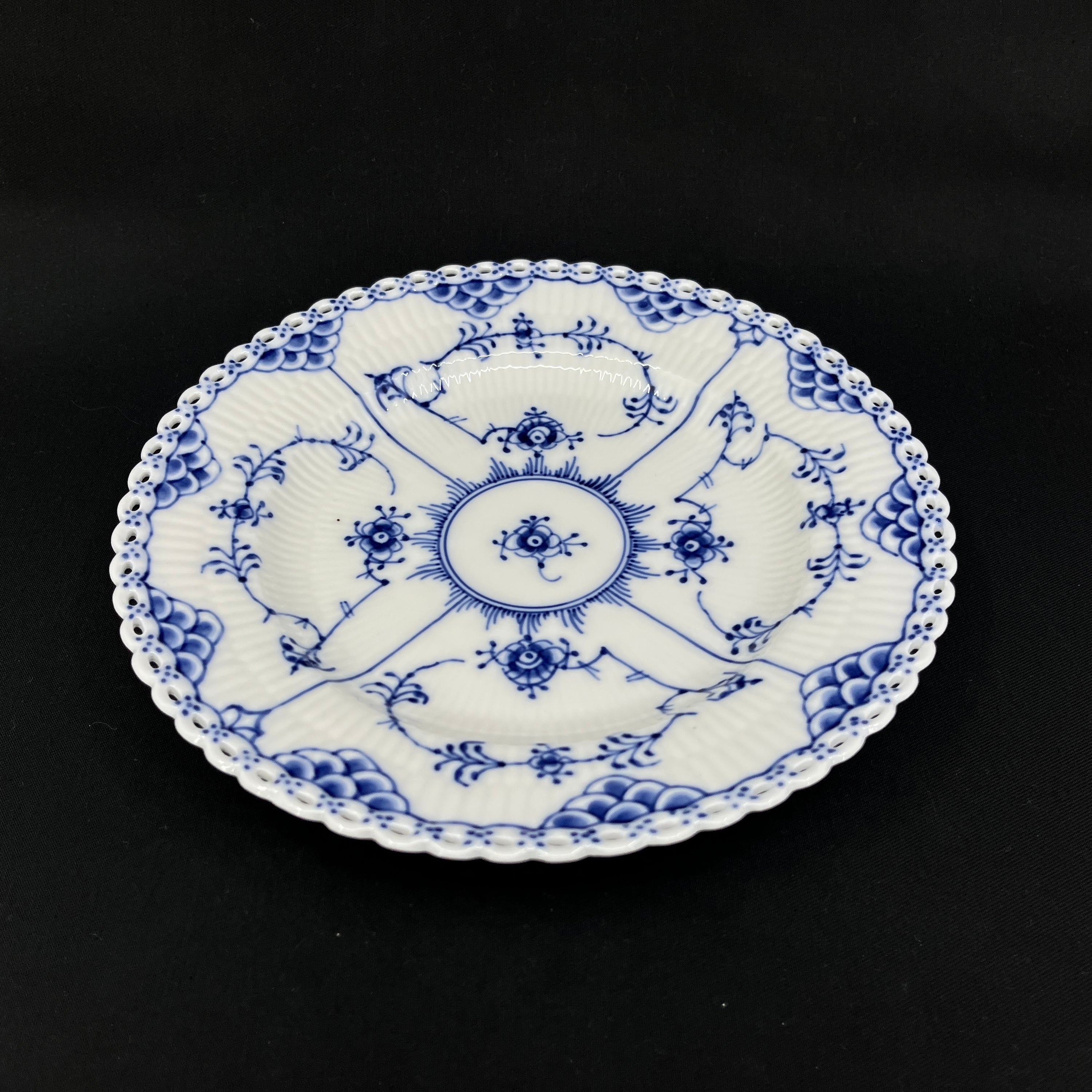 Blue Fluted Full Lace dinner plate, 23.5 cm.