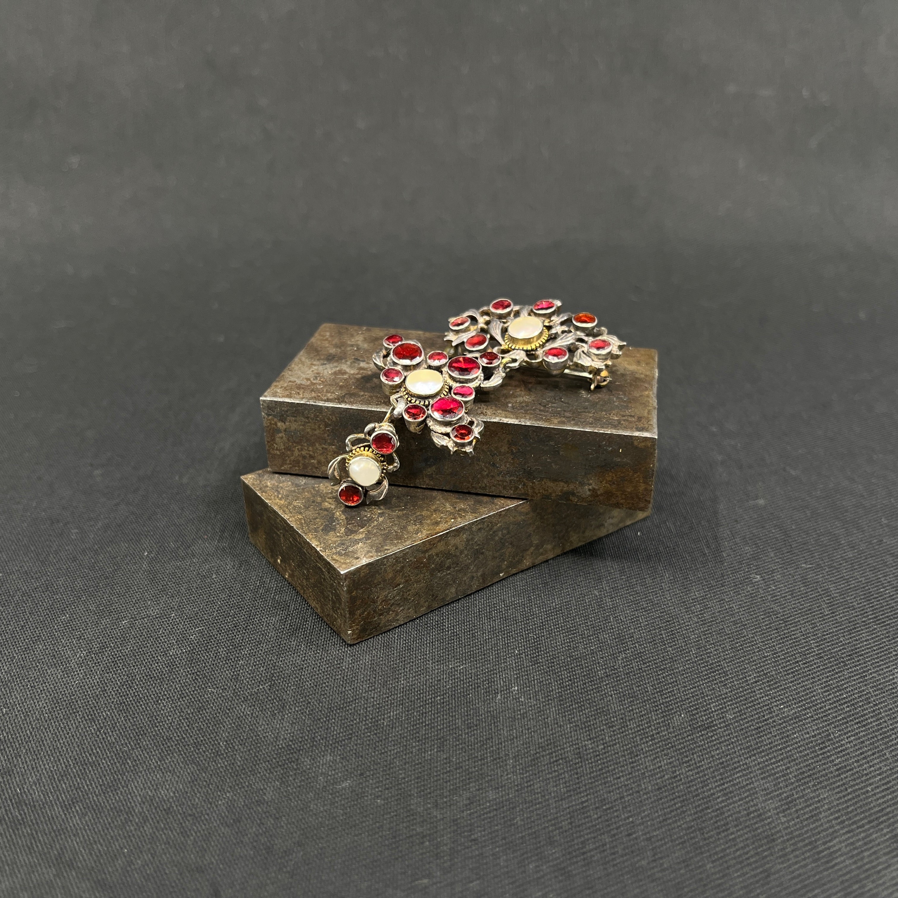 Brooch with garnets and mother of pearl