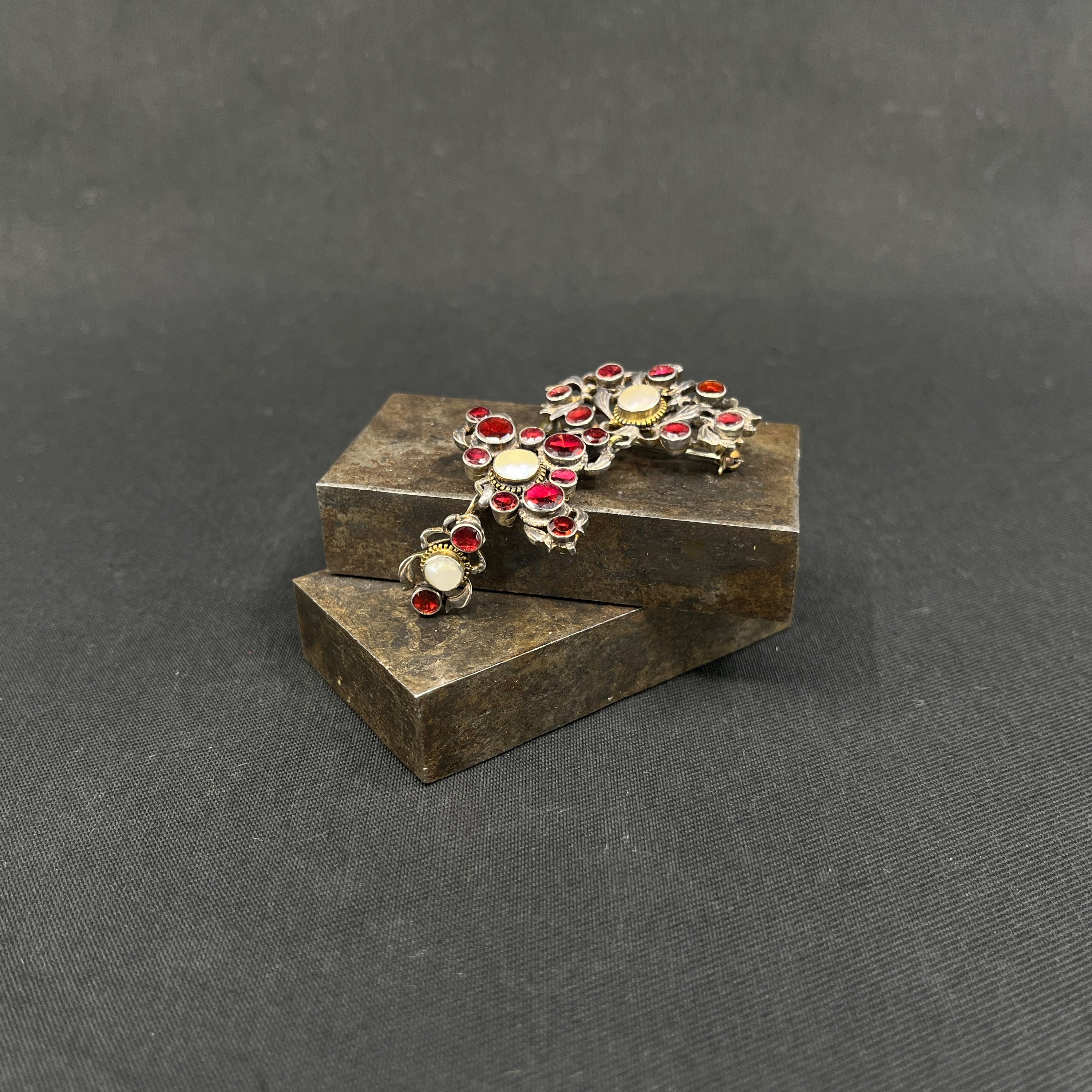 Broche med granater og perlemor