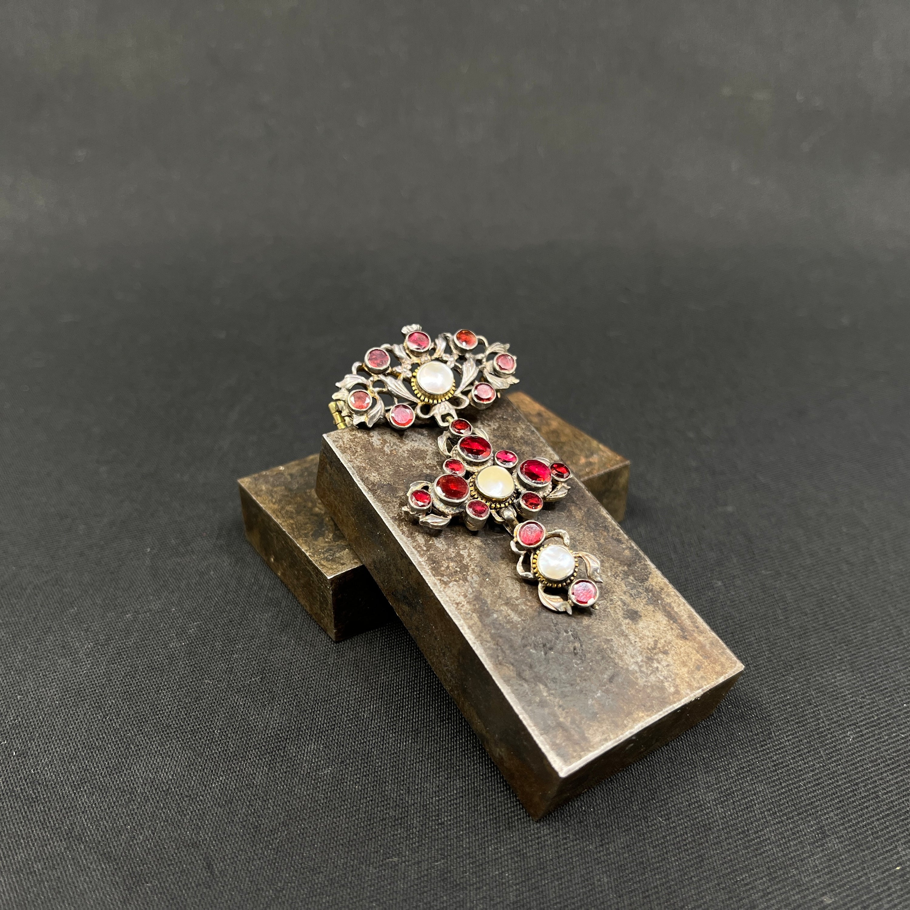 Broche med granater og perlemor