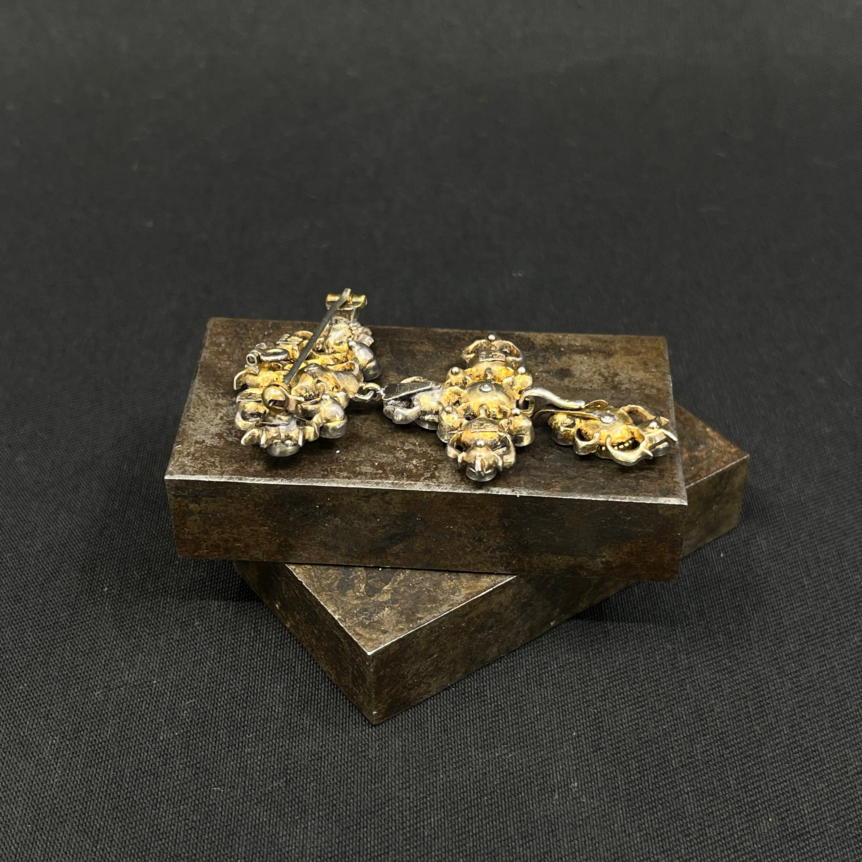 Broche med granater og perlemor