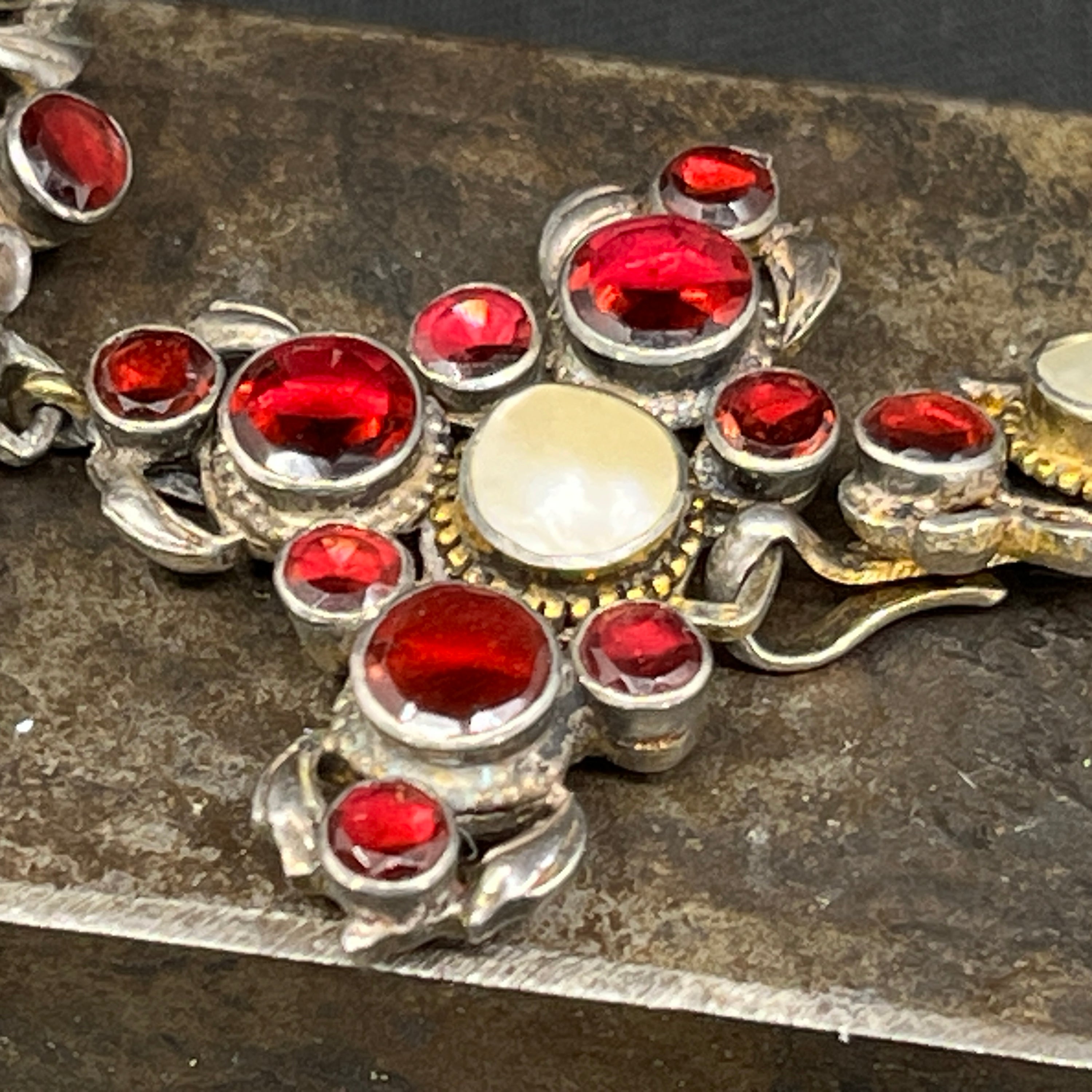 Broche med granater og perlemor