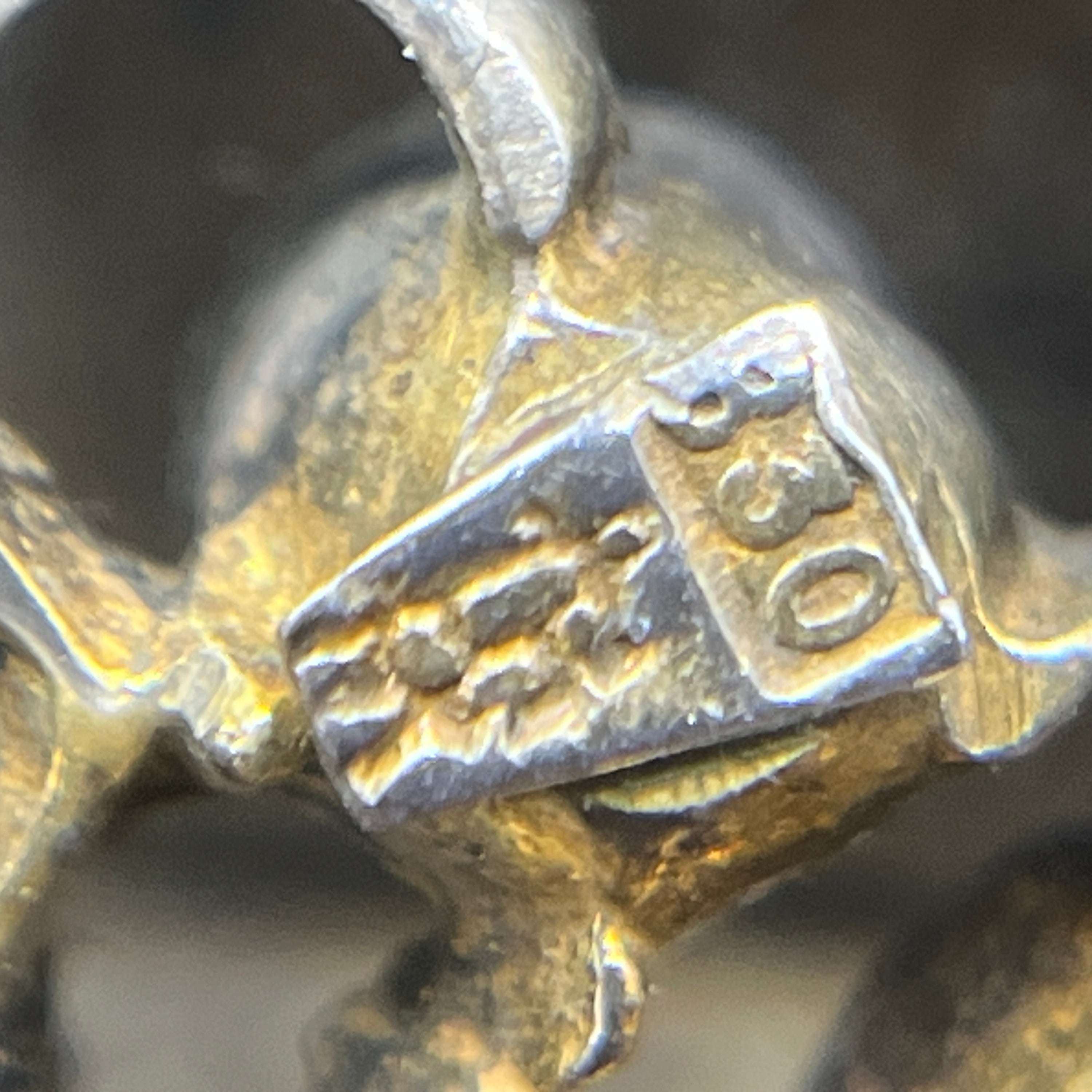 Broche med granater og perlemor