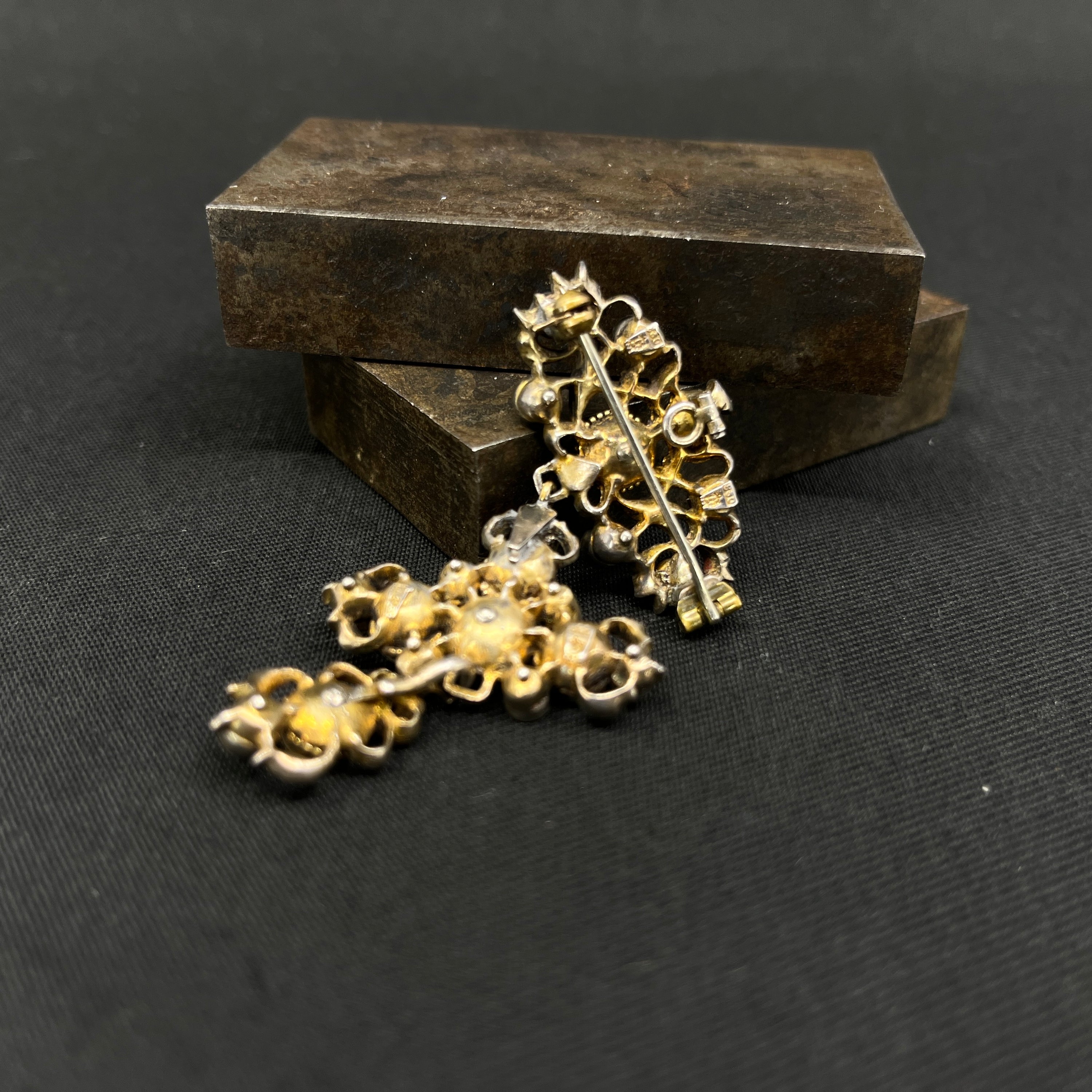 Broche med granater og perlemor