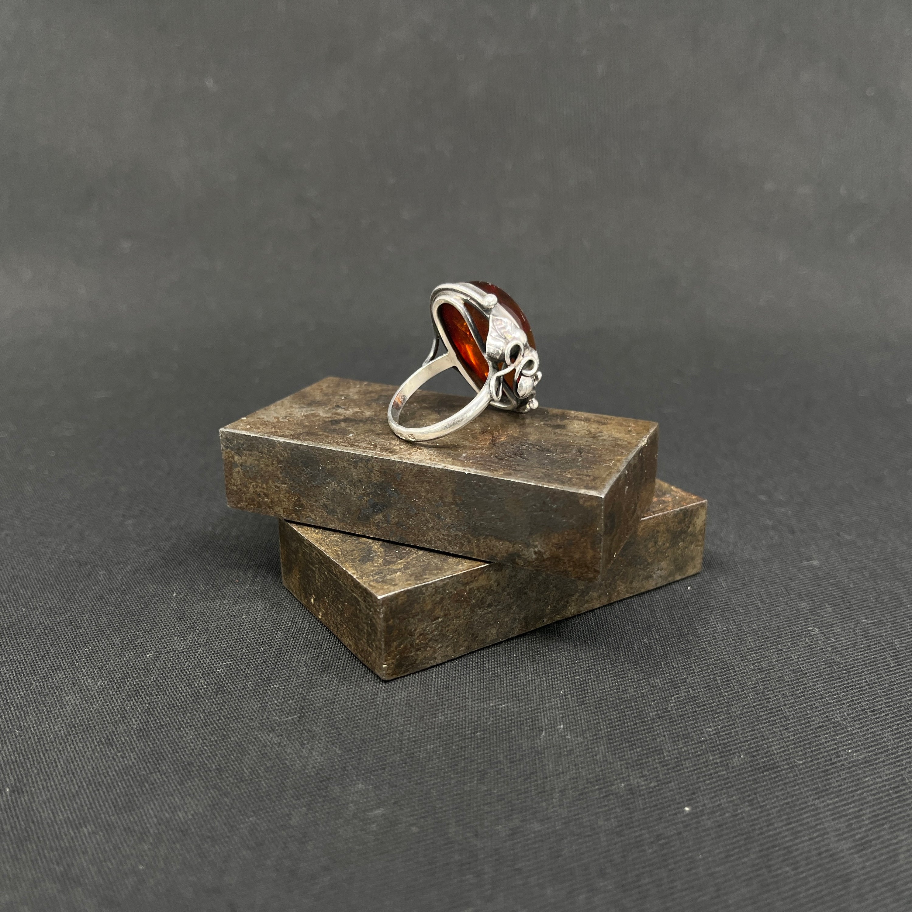 Ring med rav og blomst