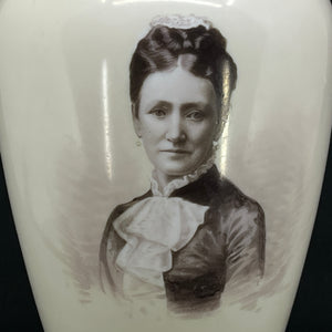 Stor vase fra Fyens Glasværk med Dronning Louise