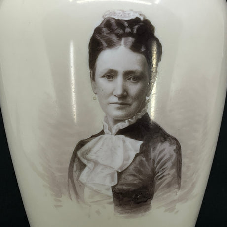 Stor vase fra Fyens Glasværk med Dronning Louise