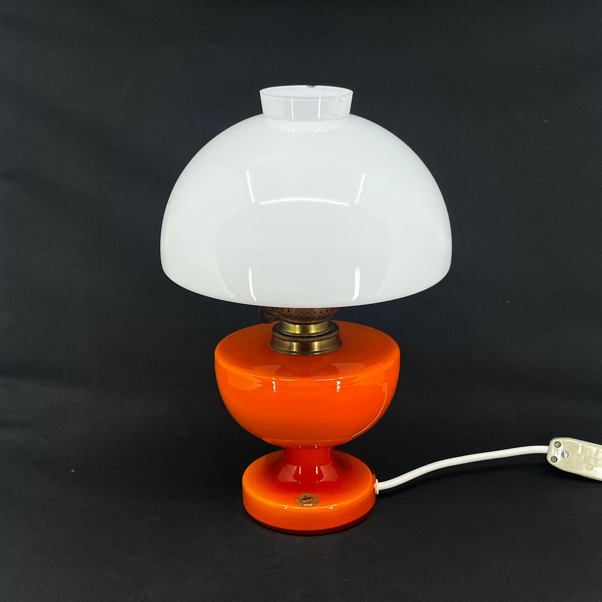 Orange Victoria olielampe af Michael Bang