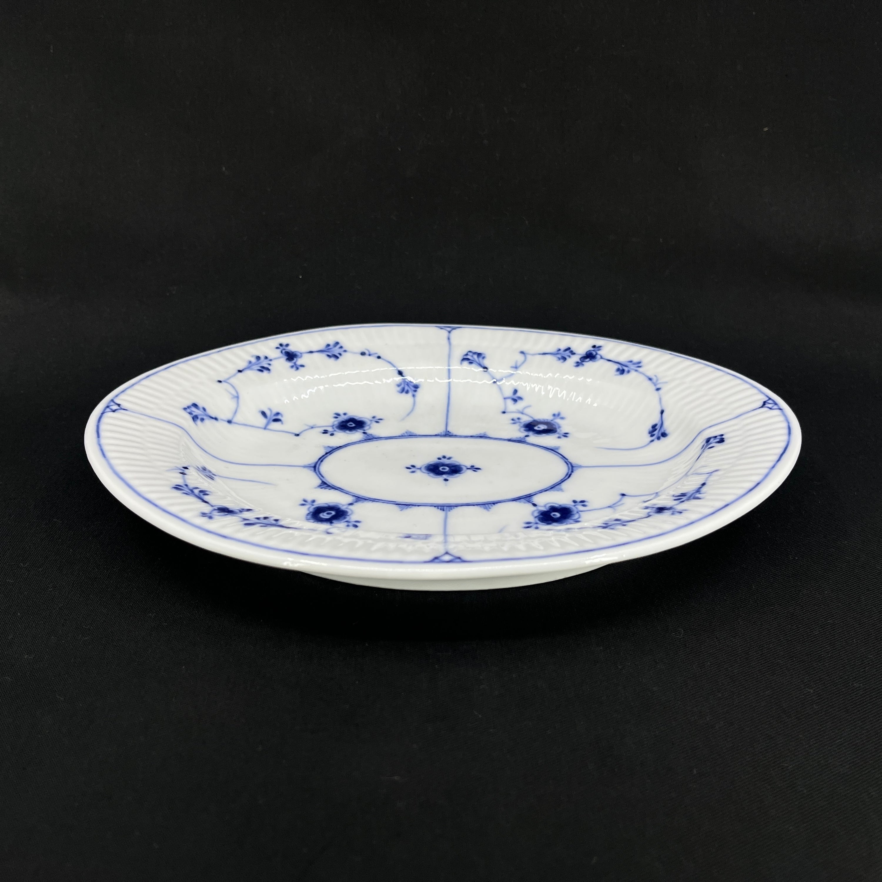 Musselmalet Riflet ovalt fad fra 1820-1850