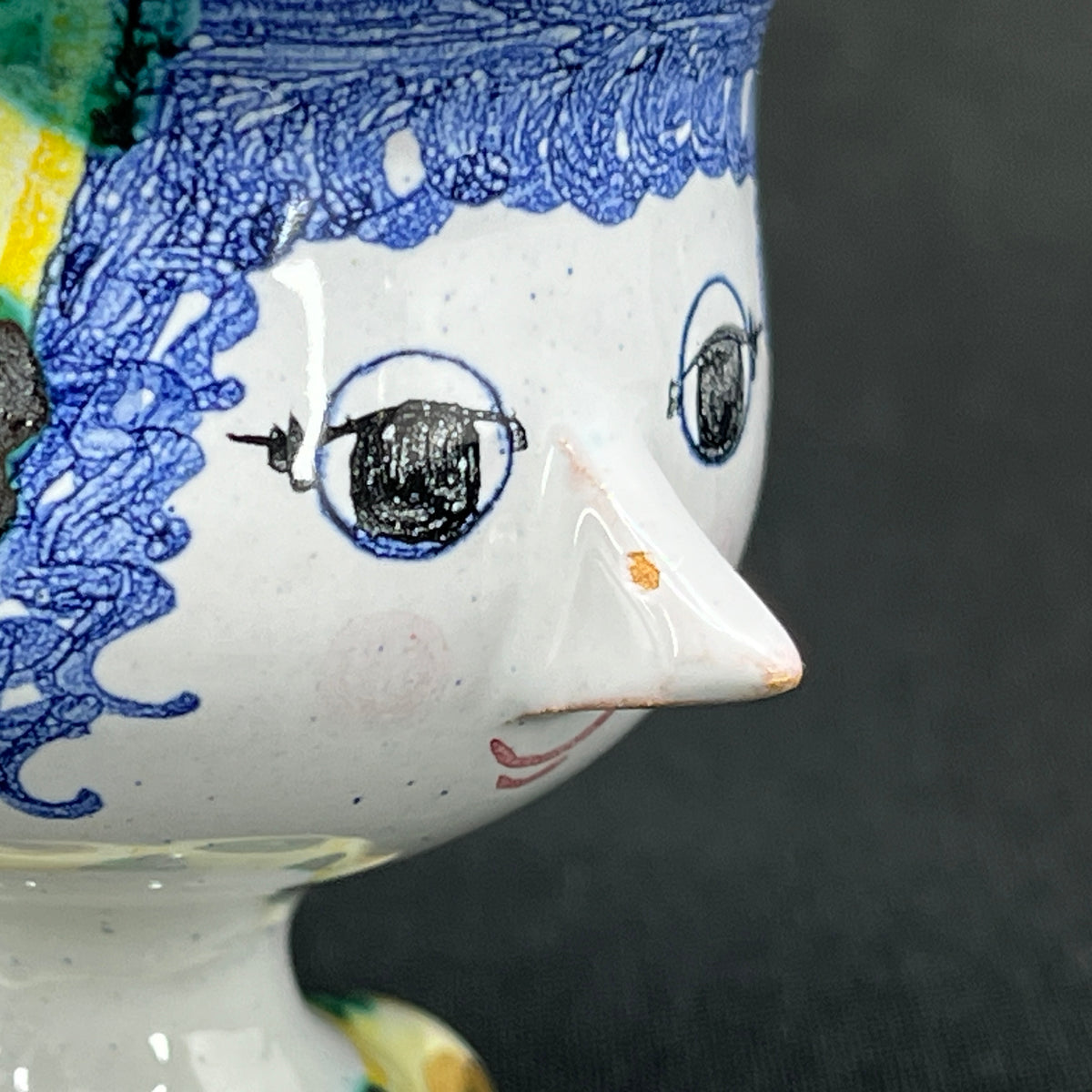 Lille flerfarvet Bjørn Wiinblad figur med hat