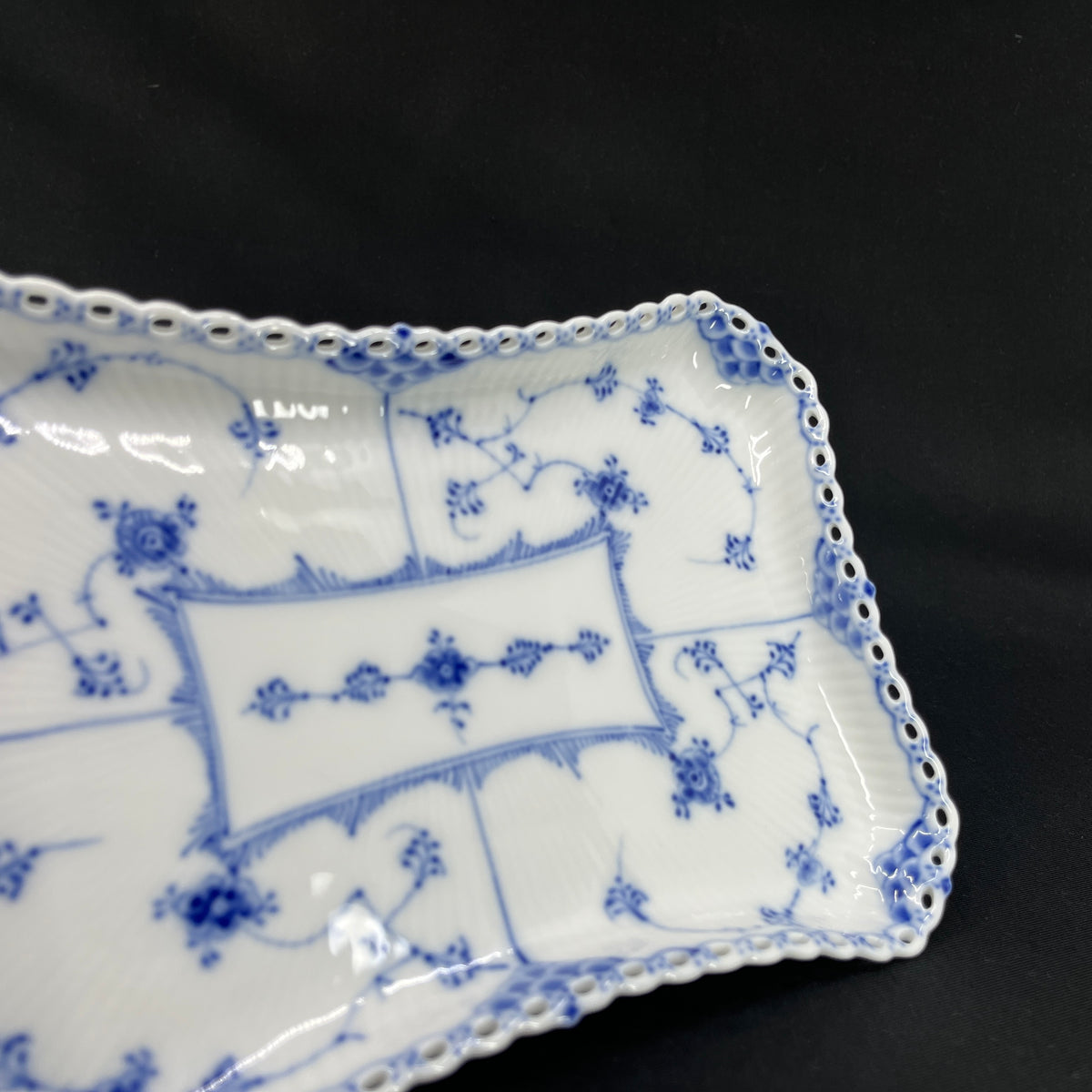 Blue Fluted Full Lace dish, 1/1195