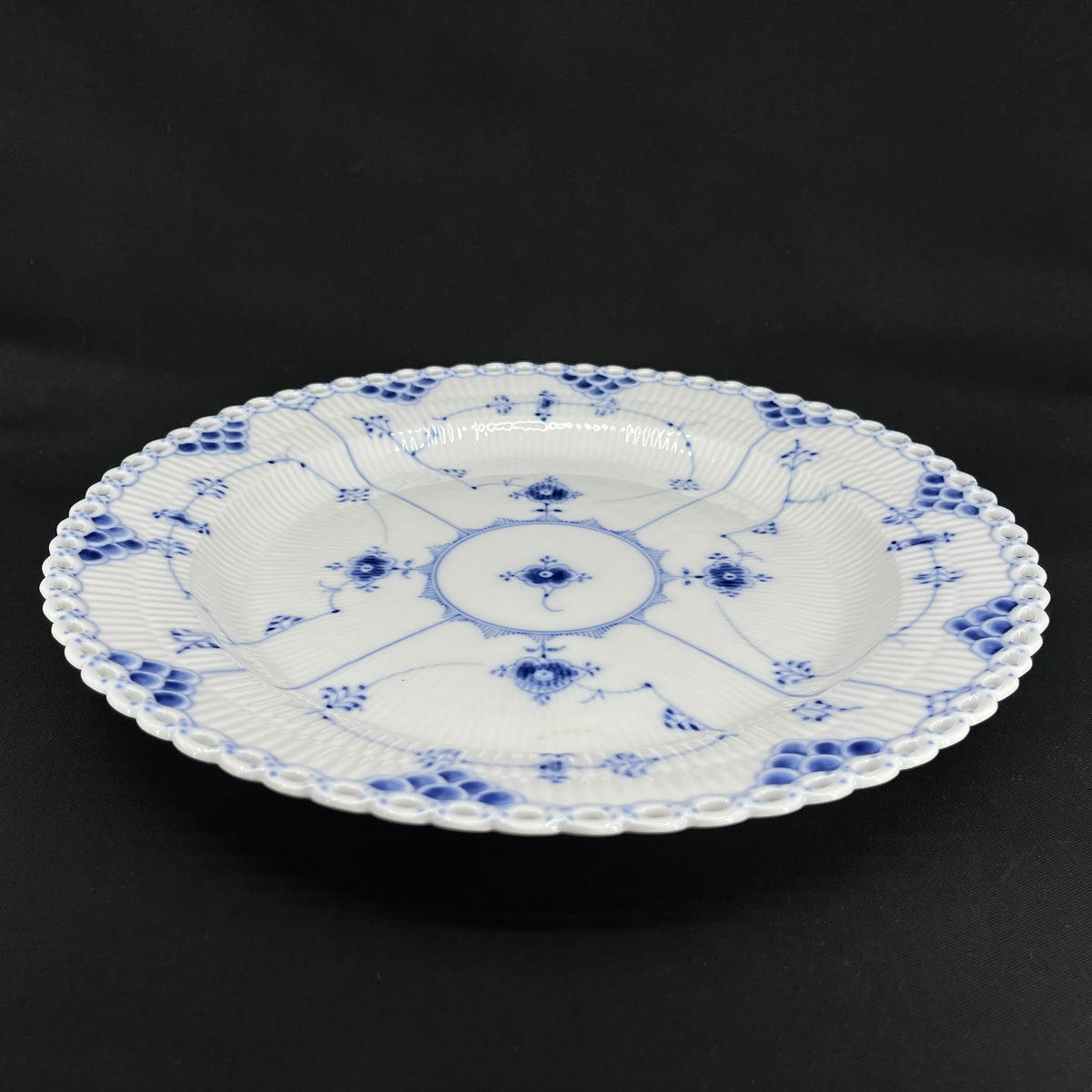 Blue Fluted Full Lace dish, 1/1041