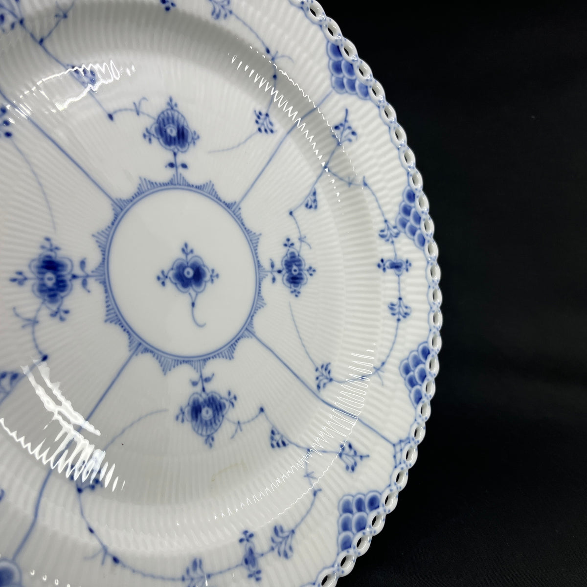 Blue Fluted Full Lace dish, 1/1041