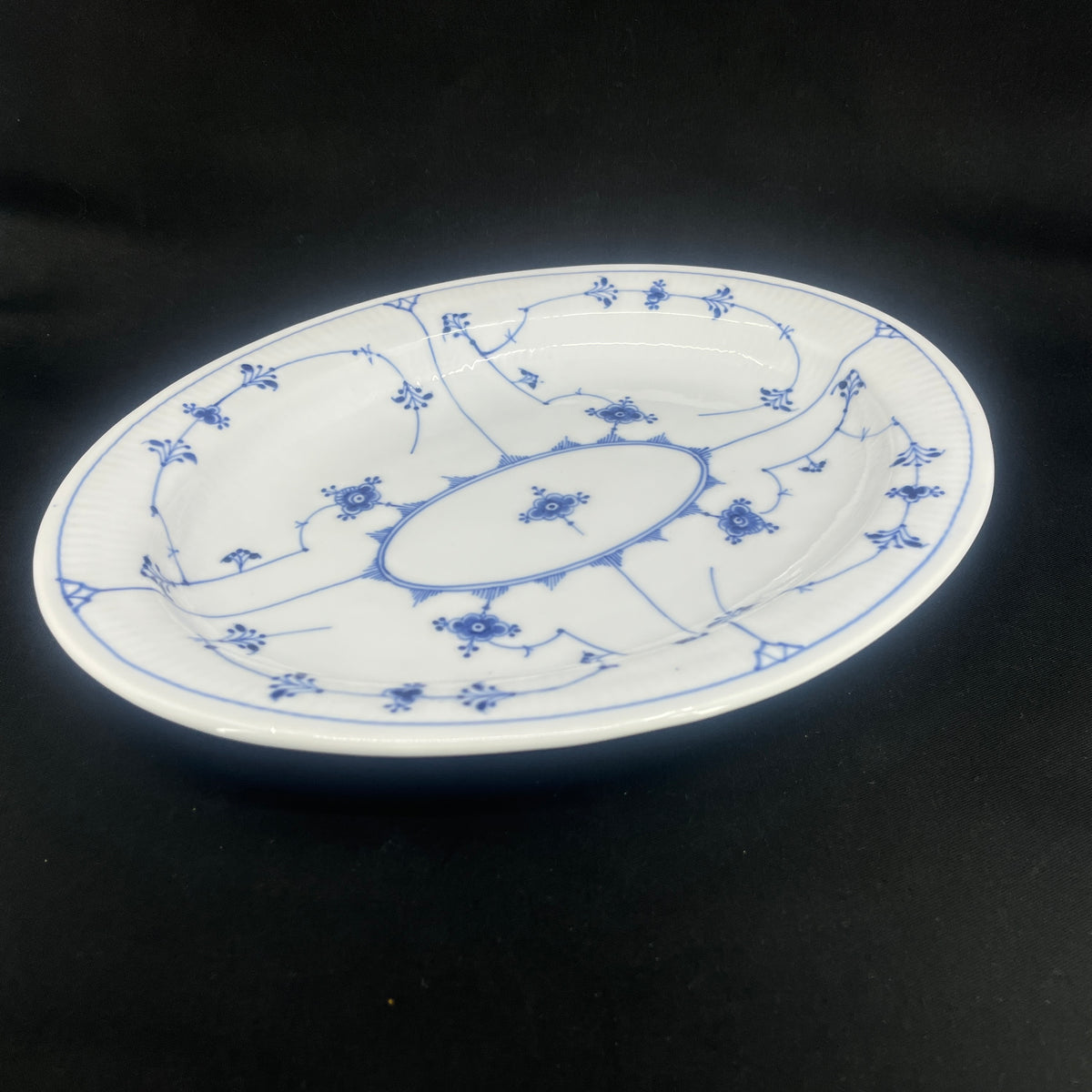 Musselmalet Riflet ovalt fad, 33 cm.