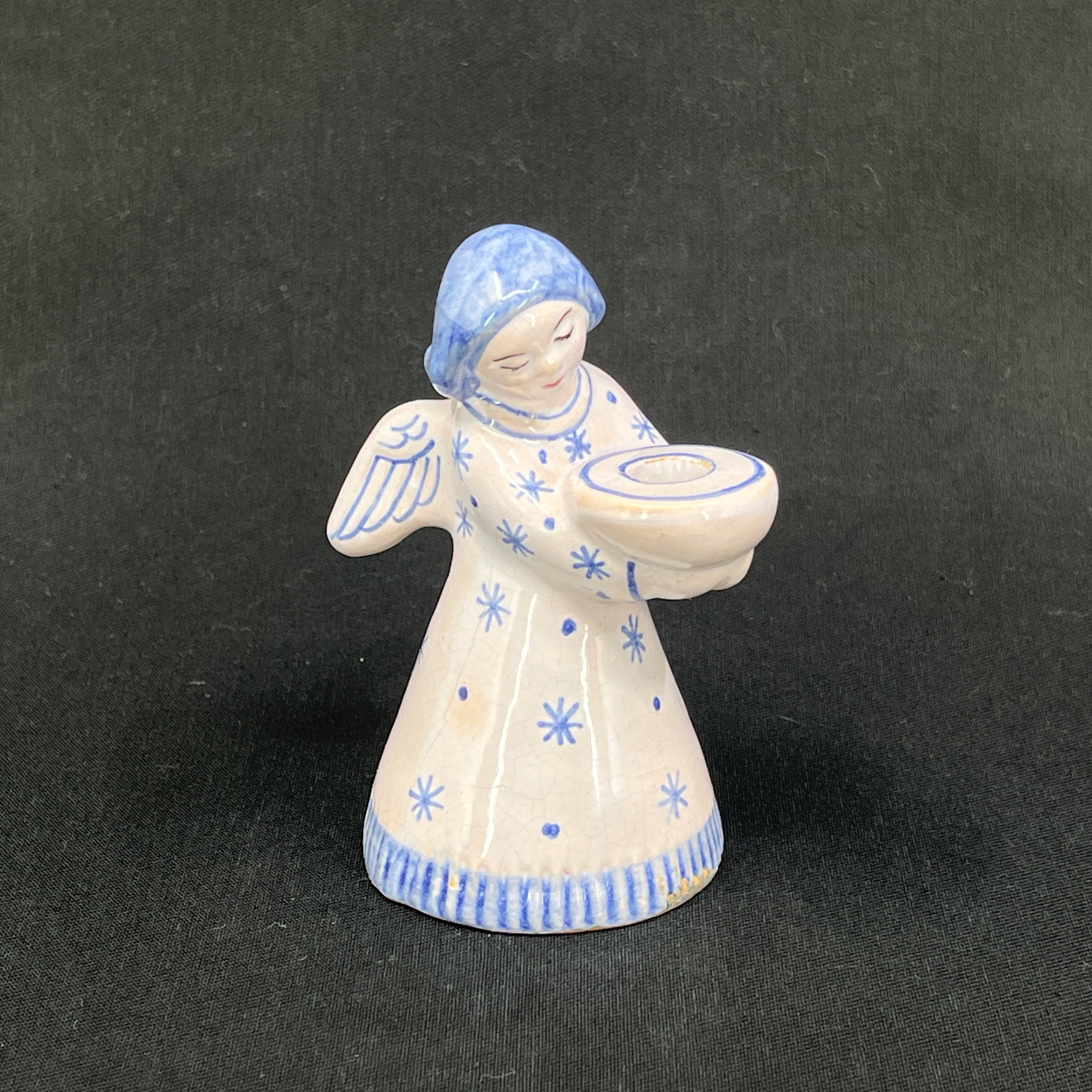 Blå og hvid engel fra L. Hjorth. 9 cm.