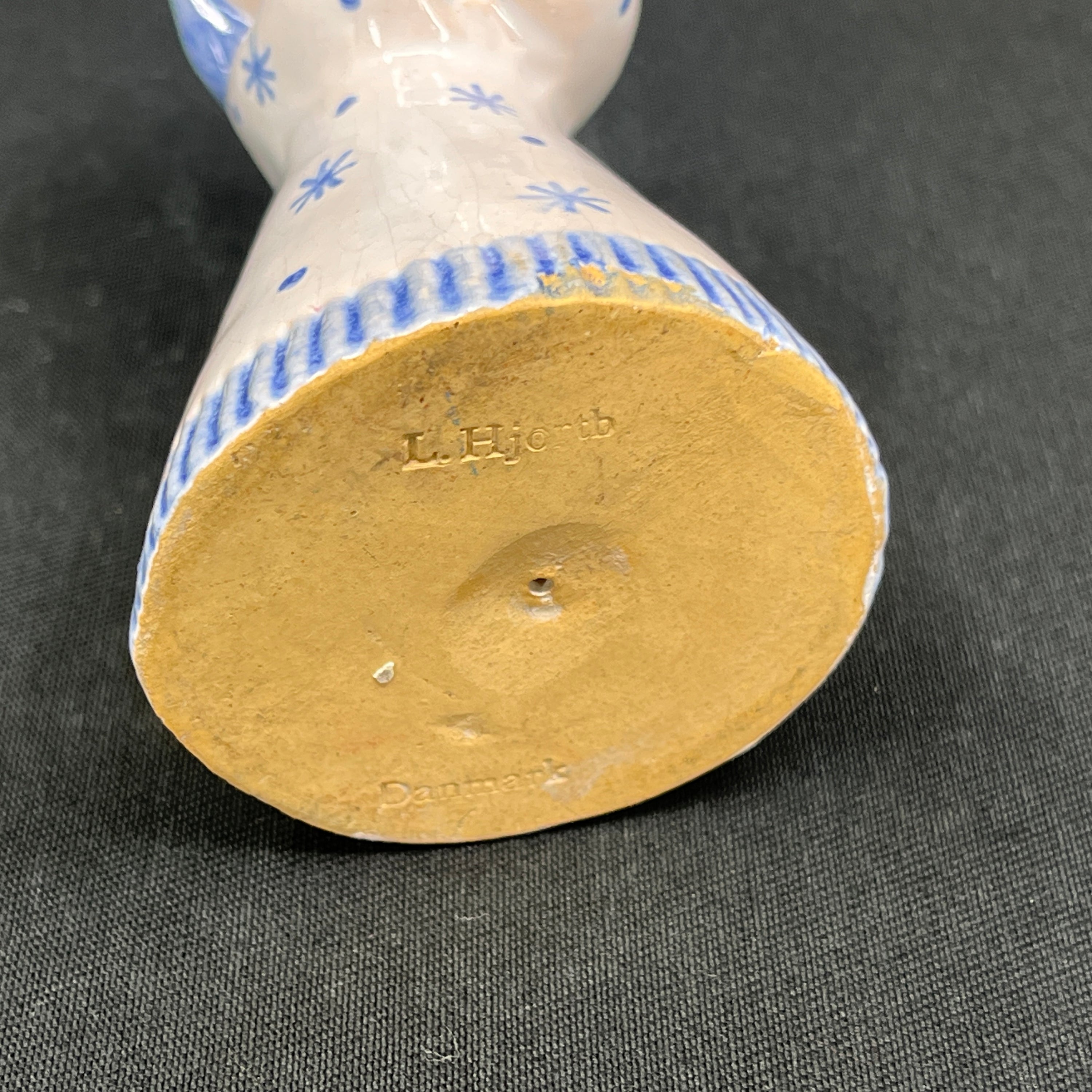 Blå og hvid engel fra L. Hjorth. 9 cm.