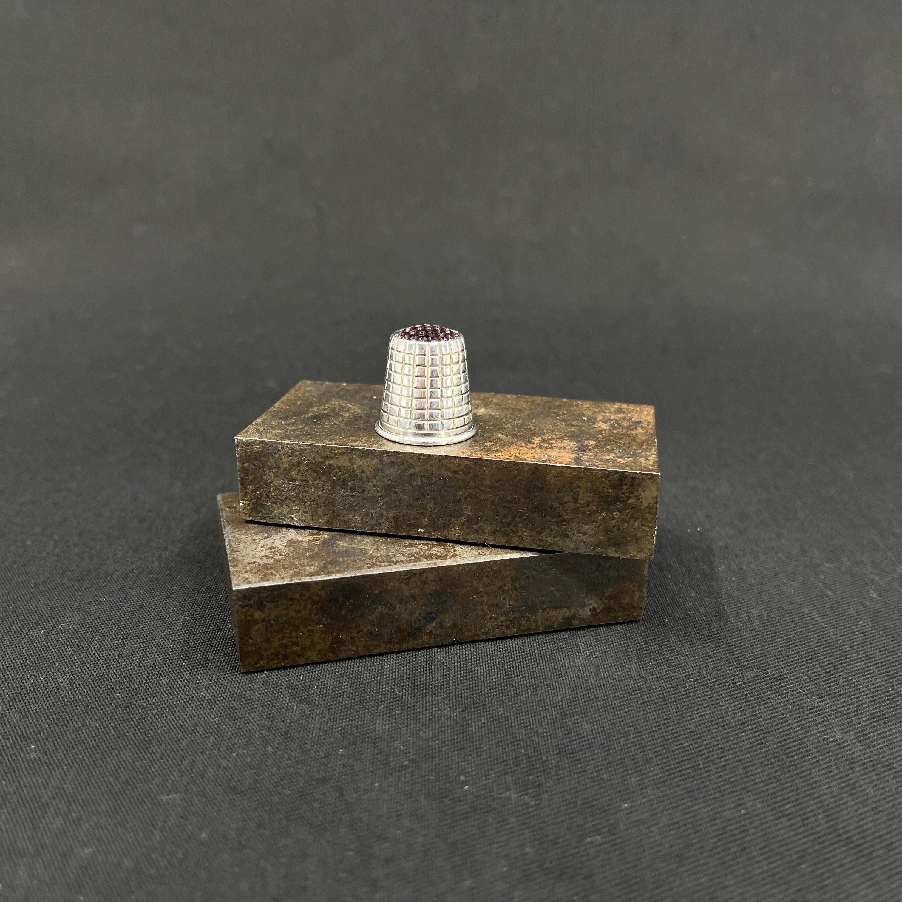 Thimble in silver with purple stone