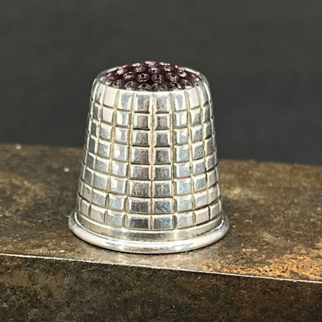 Thimble in silver with purple stone