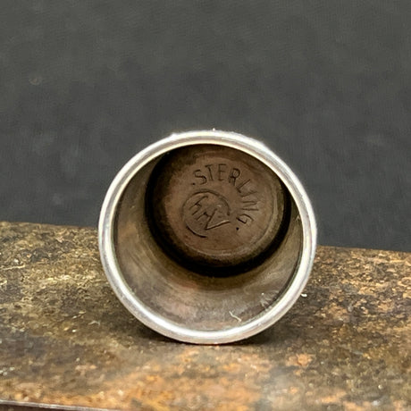Thimble in silver with purple stone
