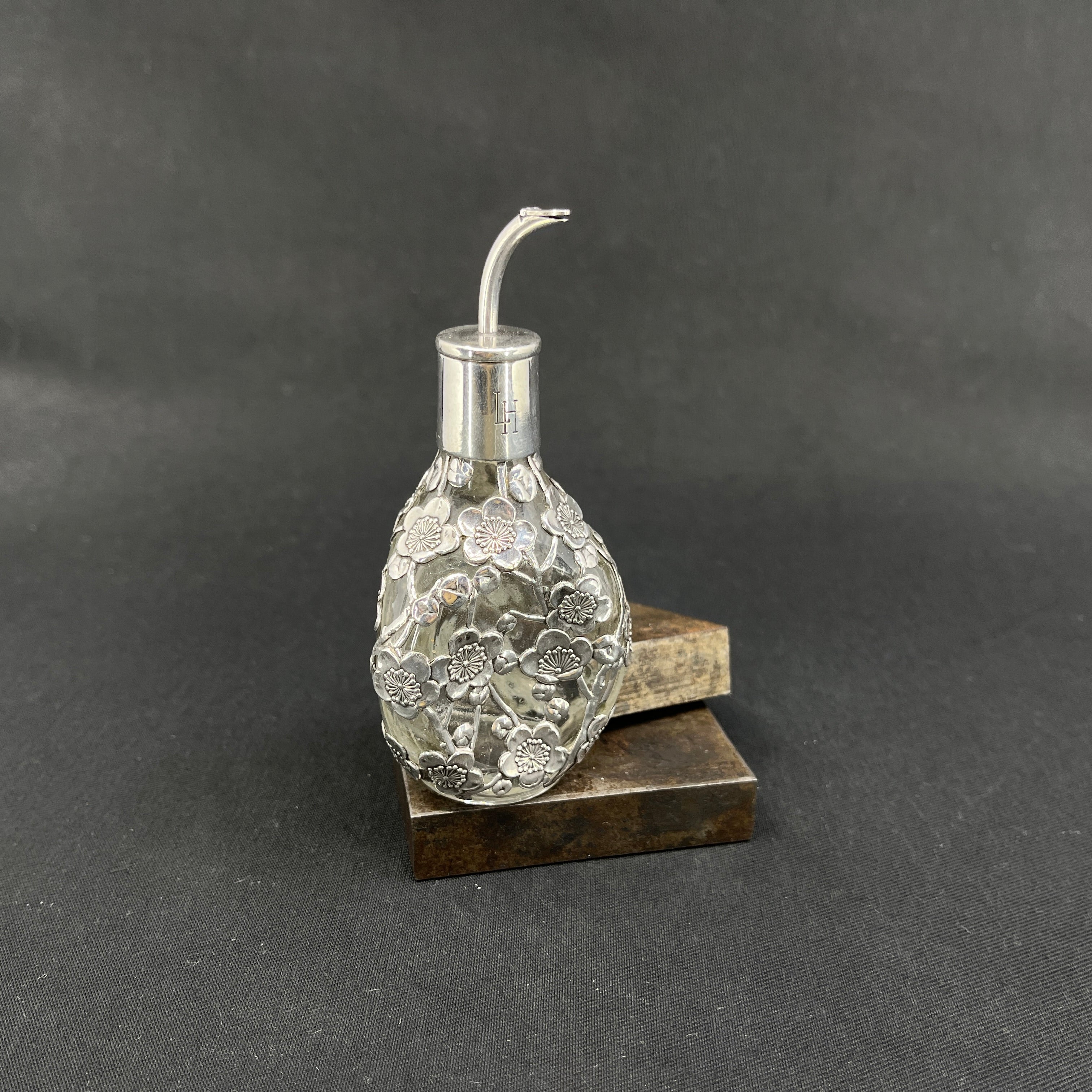 Small flacon with silver trim