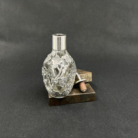 Small flacon with silver trim