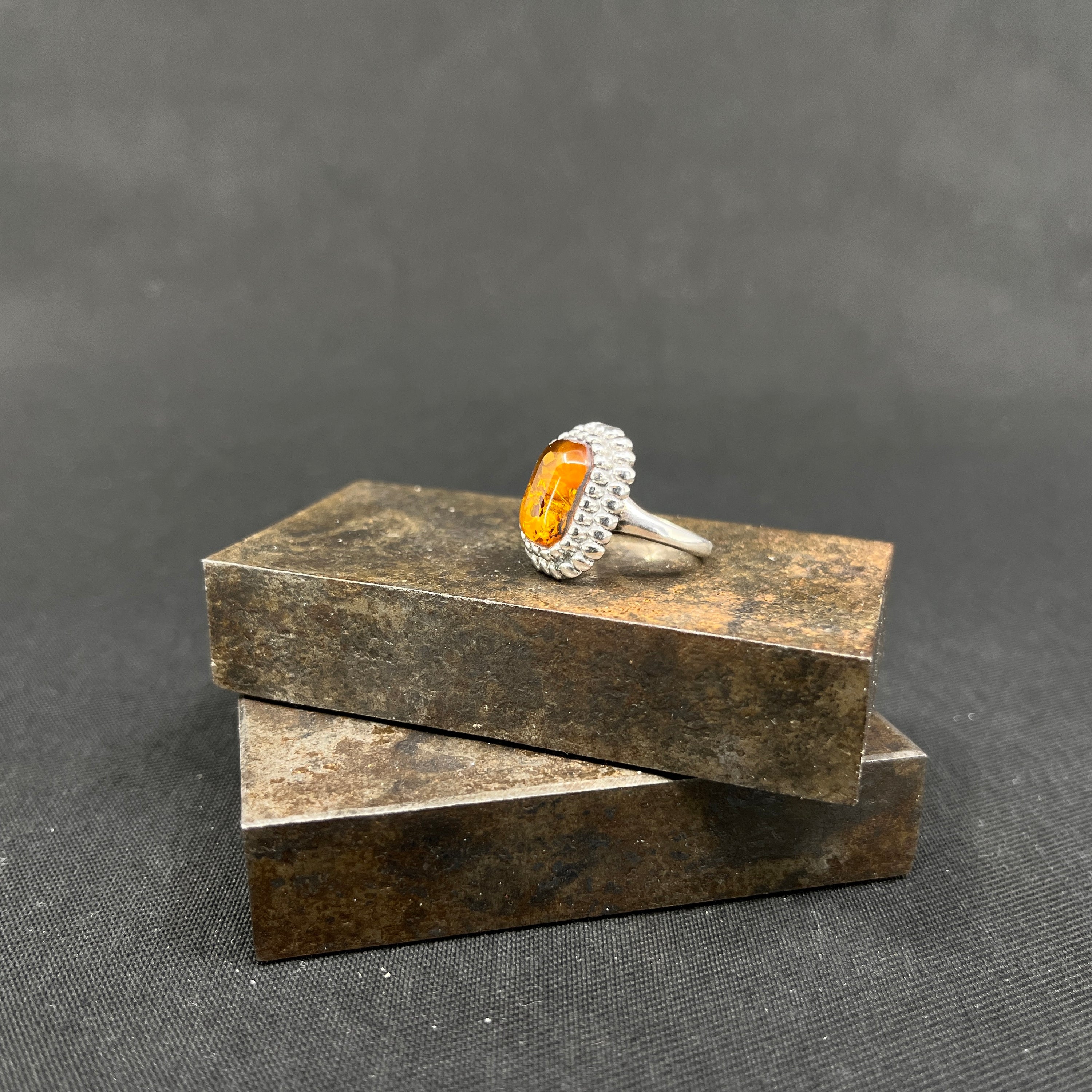 Ring med rav og perler i sølv