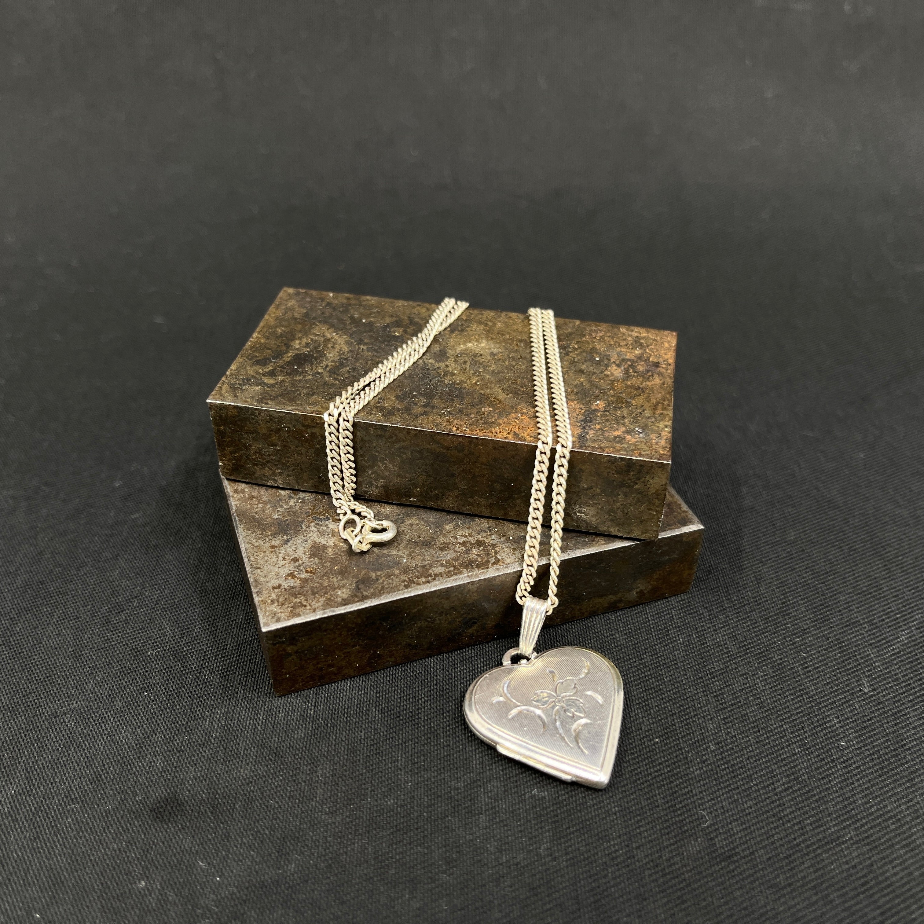 Amulet - hjerte i sølv med kæde