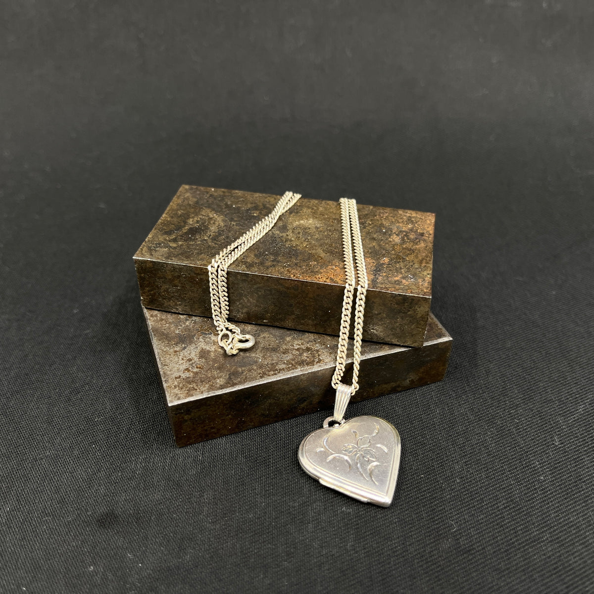 Amulet - hjerte i sølv med kæde