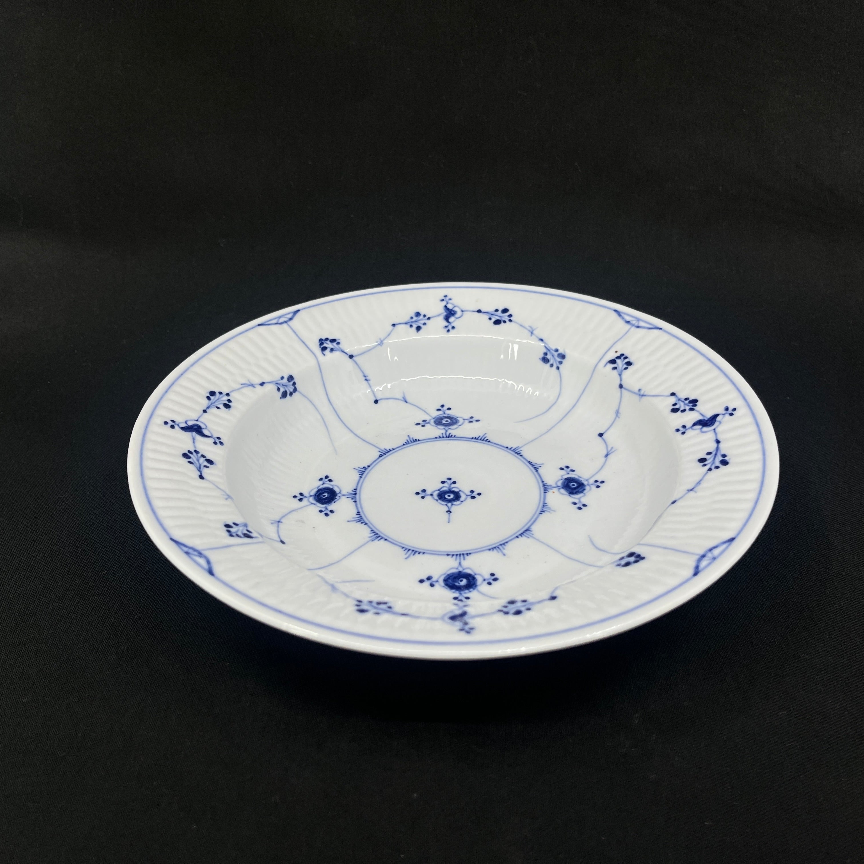 Musselmalet Riflet lille dyb tallerken fra 1870-1880'erne