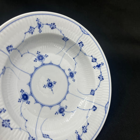 Mussel painted Fluted small deep plate from 1820-1850