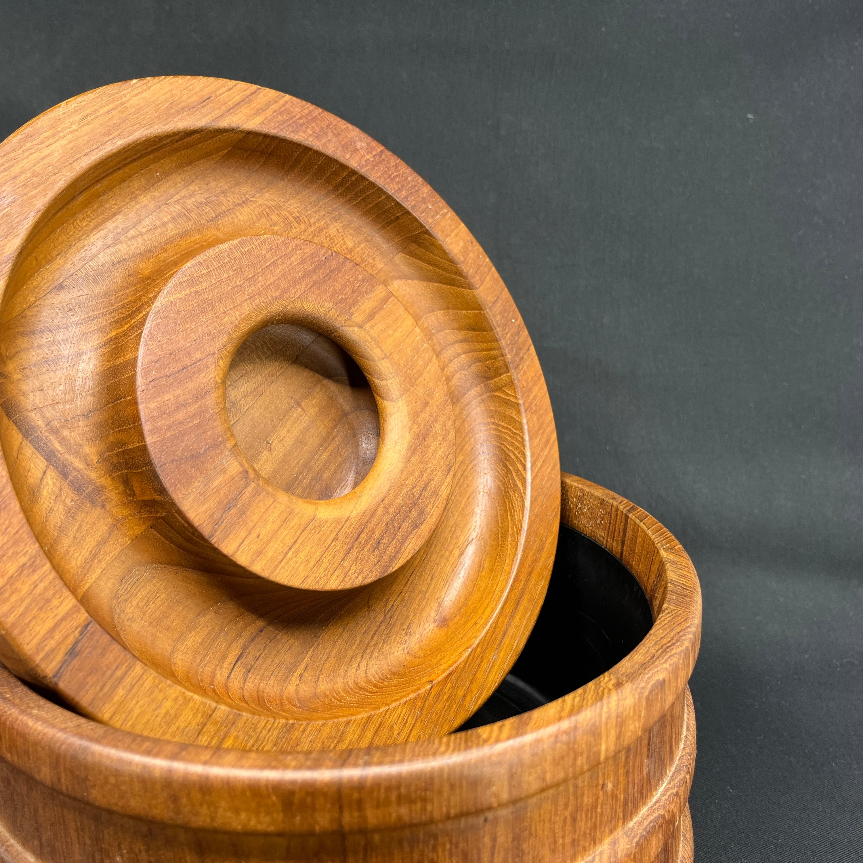 Isspand i teak af Jens Harald Quistgaard