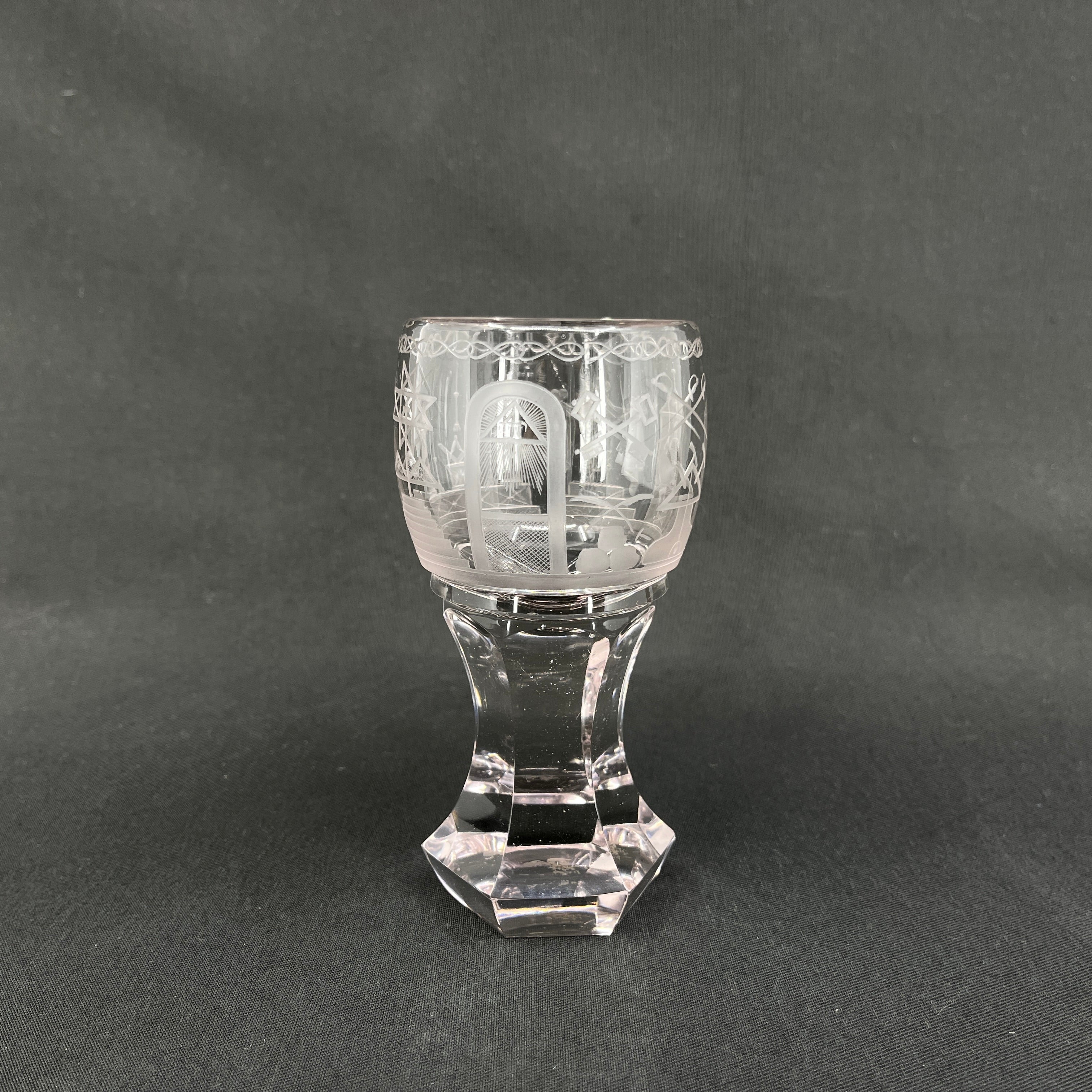 Graveret frimurerglas - let overfarvet